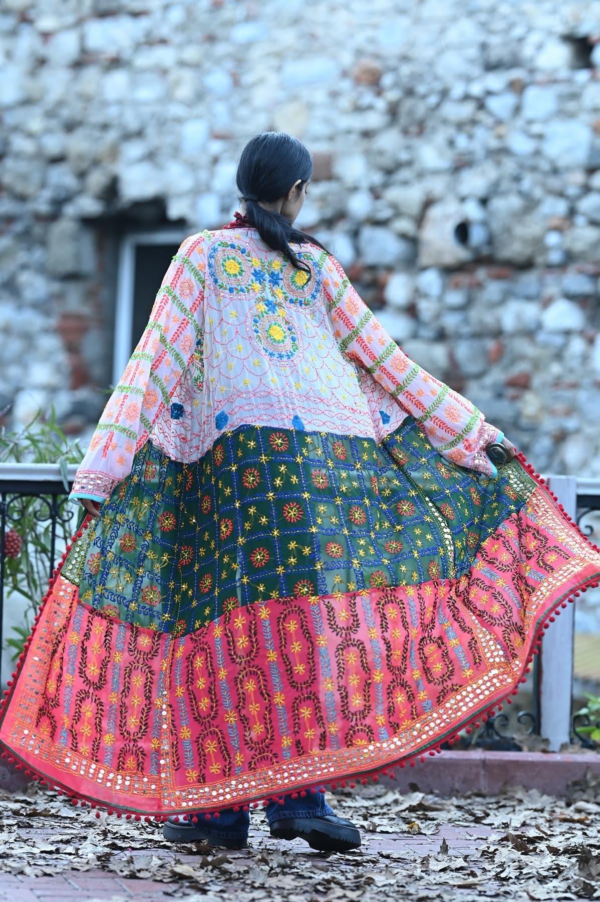 Renkli Pul İşlemeli Kenarları Ponponlu Bohem Kaftan