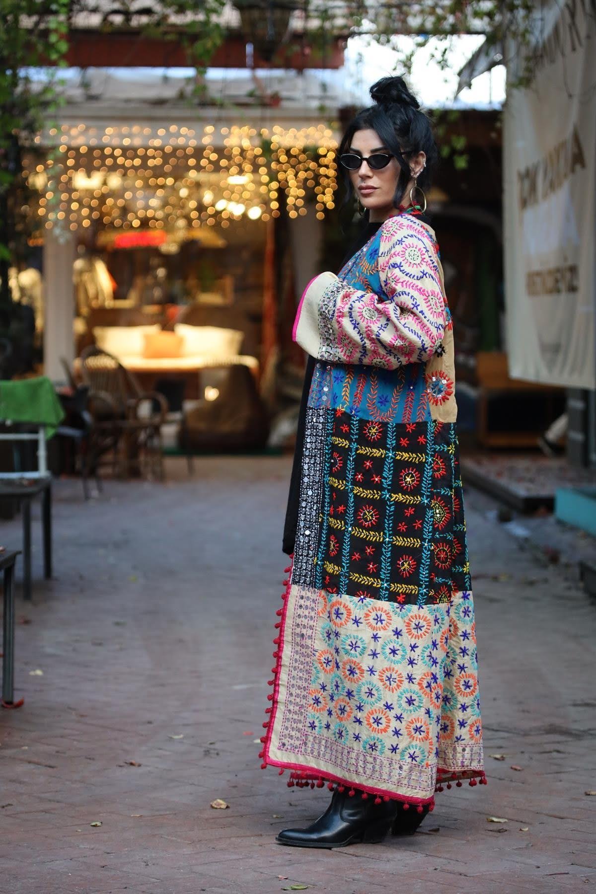 Renkli Pul İşlemeli Kenarları Ponponlu Bohem Kaftan