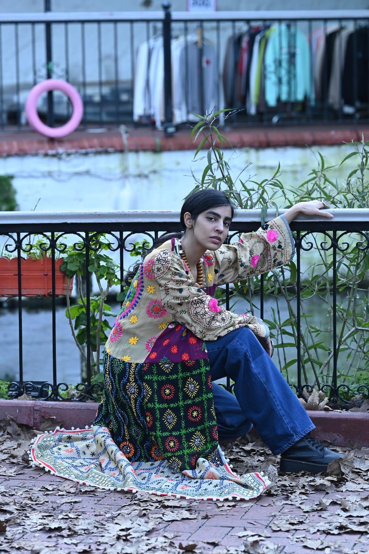 Renkli Pul İşlemeli Kenarları Ponponlu Bohem Kaftan