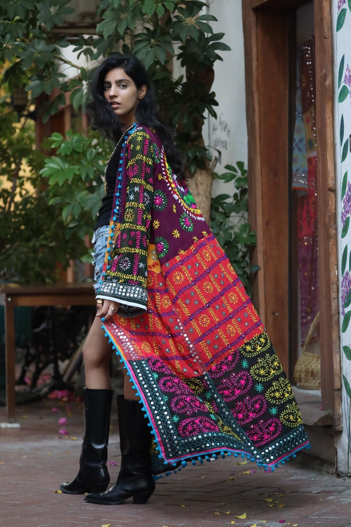 Renkli Pul İşlemeli Kenarları Ponponlu Bohem Kaftan