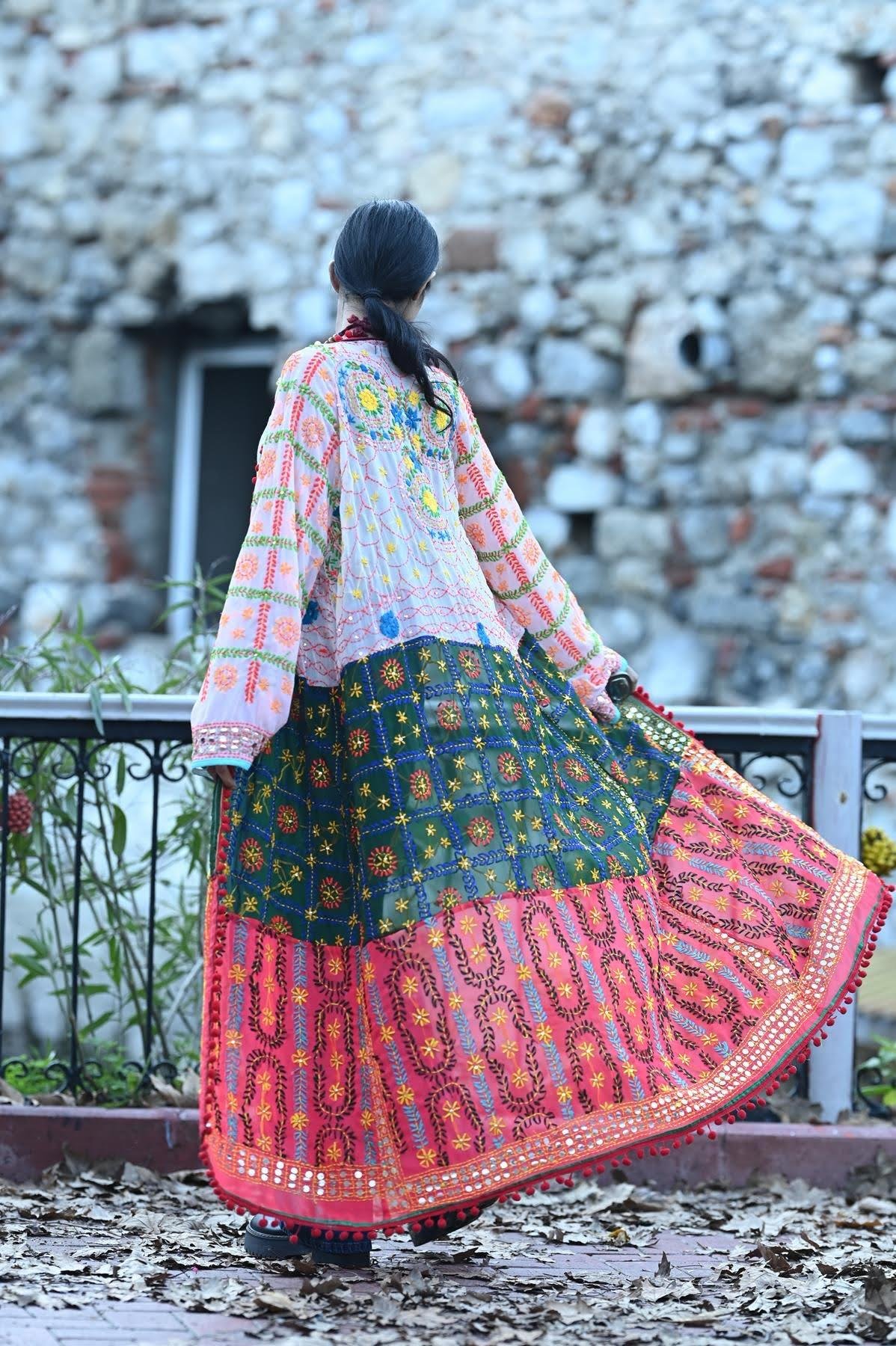 Renkli Pul İşlemeli Kenarları Ponponlu Bohem Kaftan