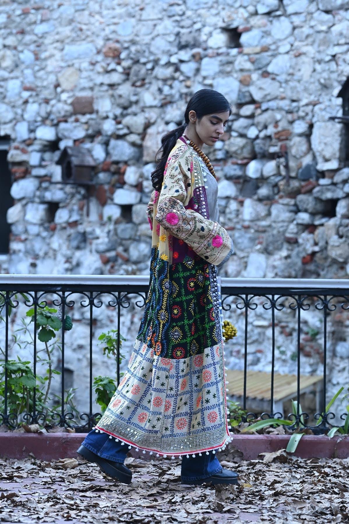 Renkli Pul İşlemeli Kenarları Ponponlu Bohem Kaftan