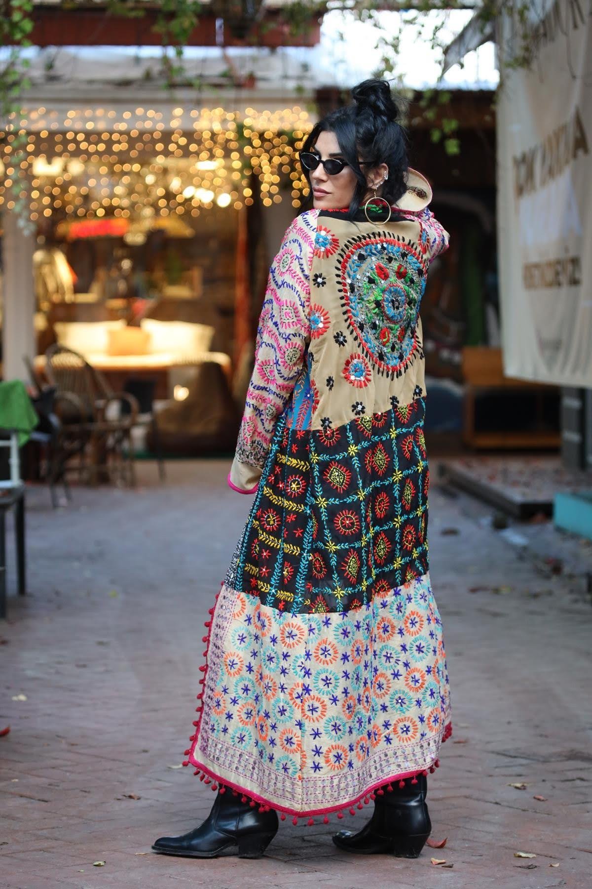 Renkli Pul İşlemeli Kenarları Ponponlu Bohem Kaftan