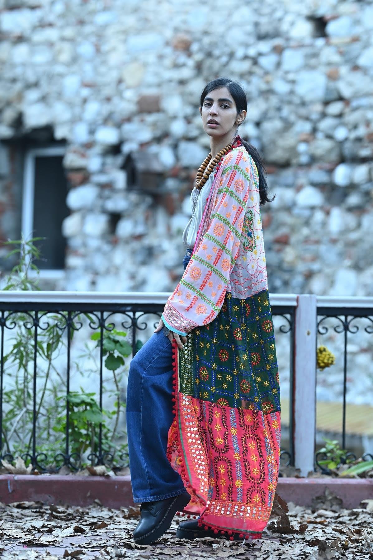 Renkli Pul İşlemeli Kenarları Ponponlu Bohem Kaftan