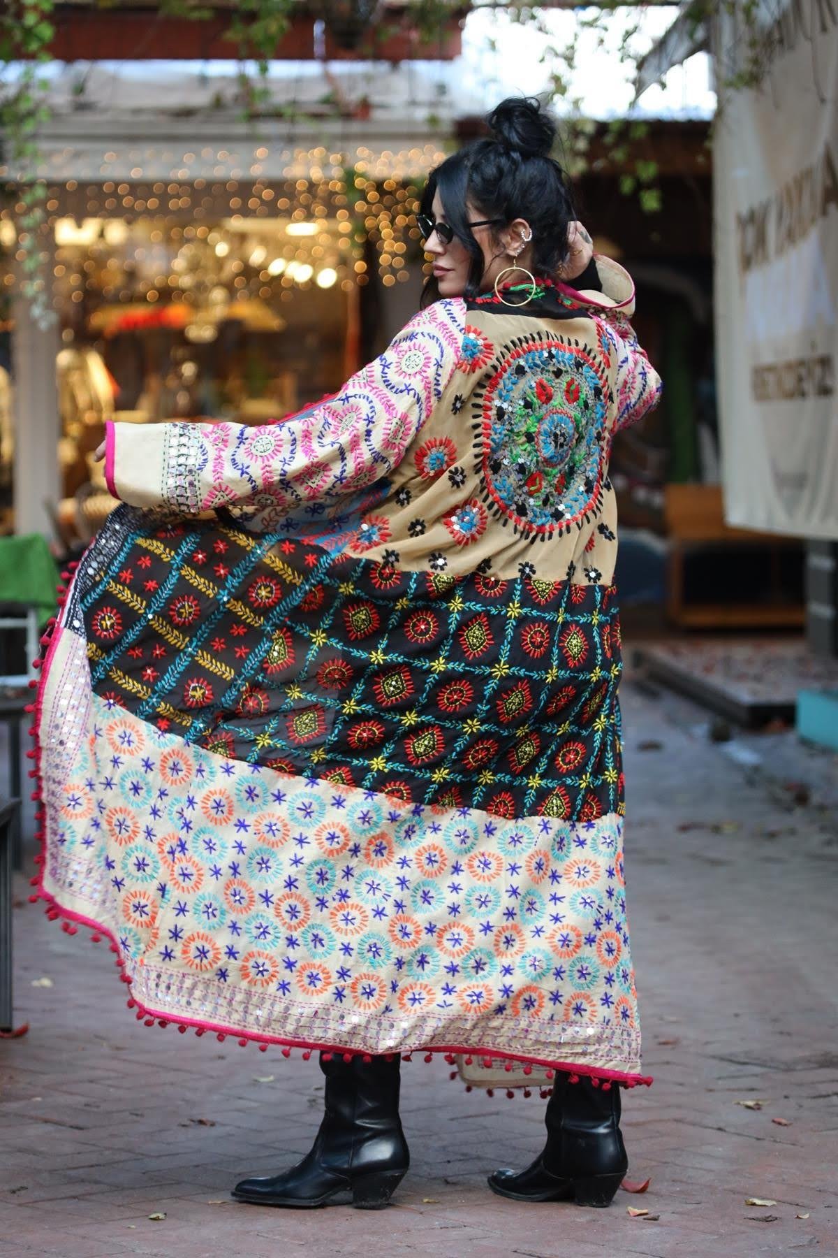 Renkli Pul İşlemeli Kenarları Ponponlu Bohem Kaftan