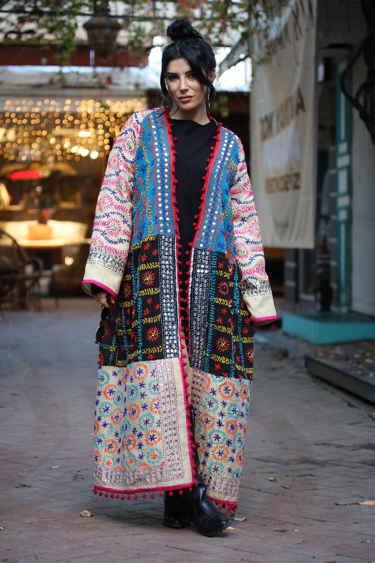 Renkli Pul İşlemeli Kenarları Ponponlu Bohem Kaftan