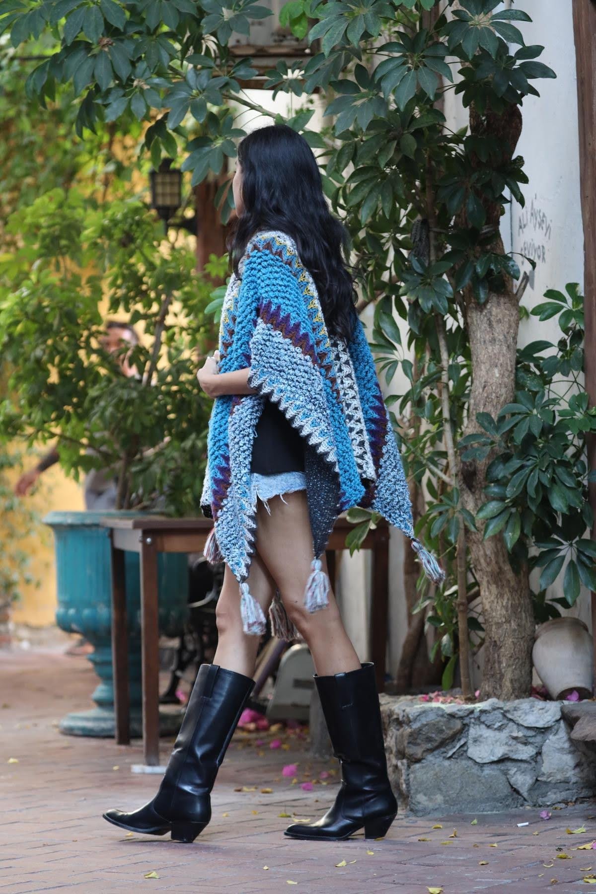 Renkli Püsküllü Örme Panço