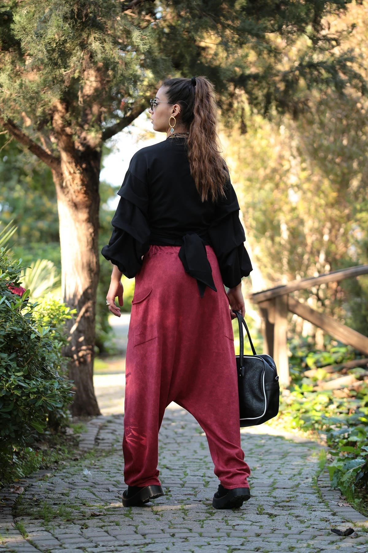  Kırmızı Beli Lastikli İki Yanı Üç Düğmeli Parça Detaylı Şalvar