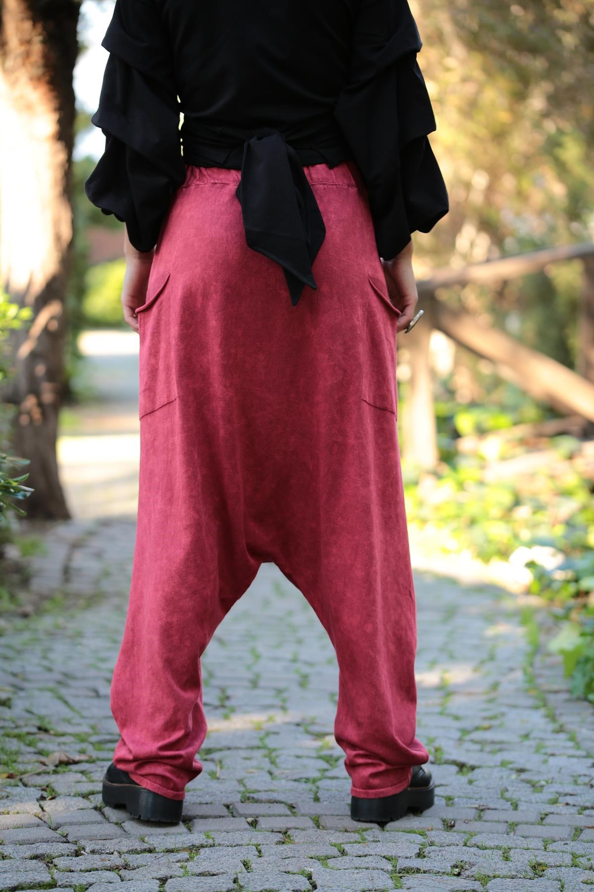  Kırmızı Beli Lastikli İki Yanı Üç Düğmeli Parça Detaylı Şalvar