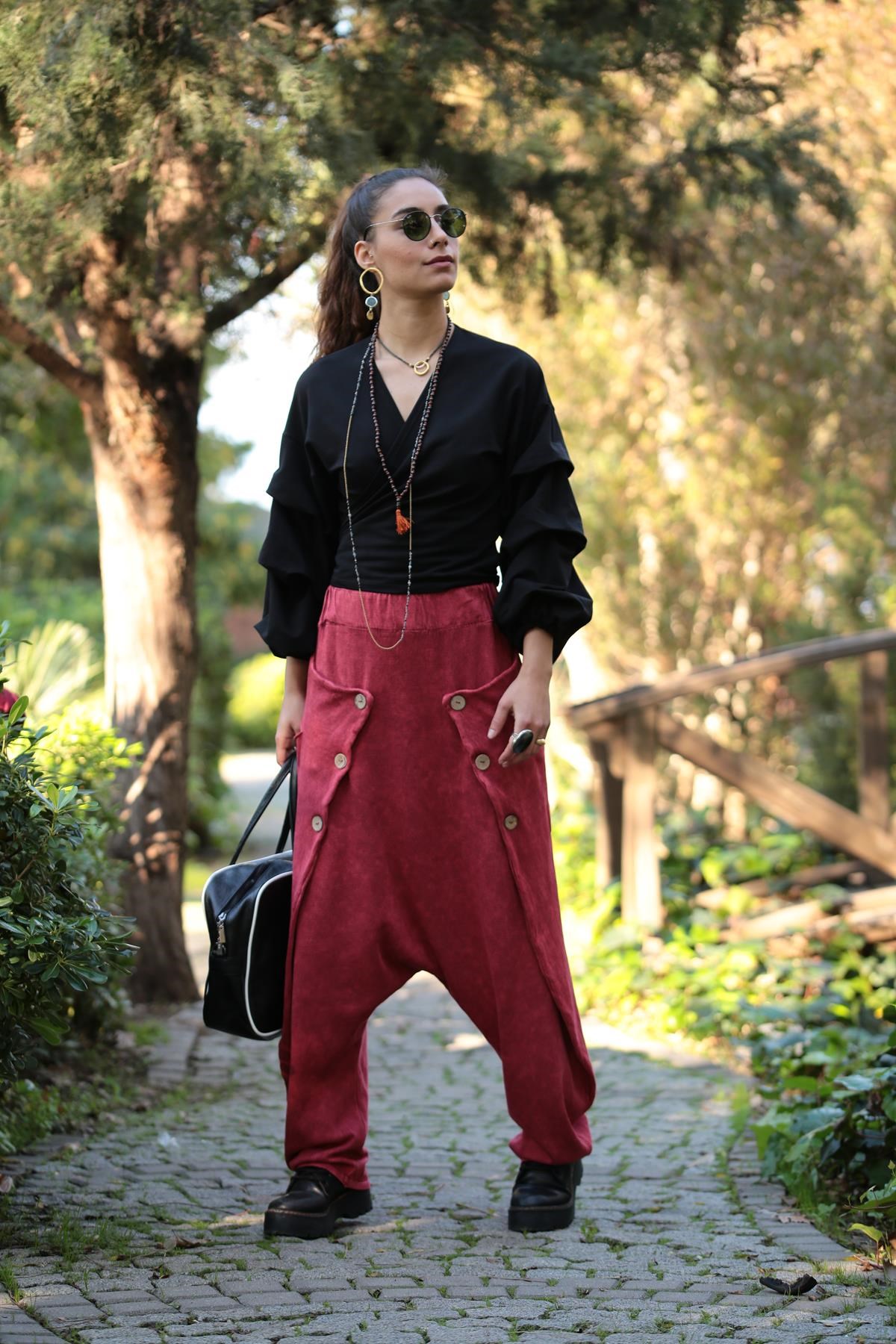  Kırmızı Beli Lastikli İki Yanı Üç Düğmeli Parça Detaylı Şalvar