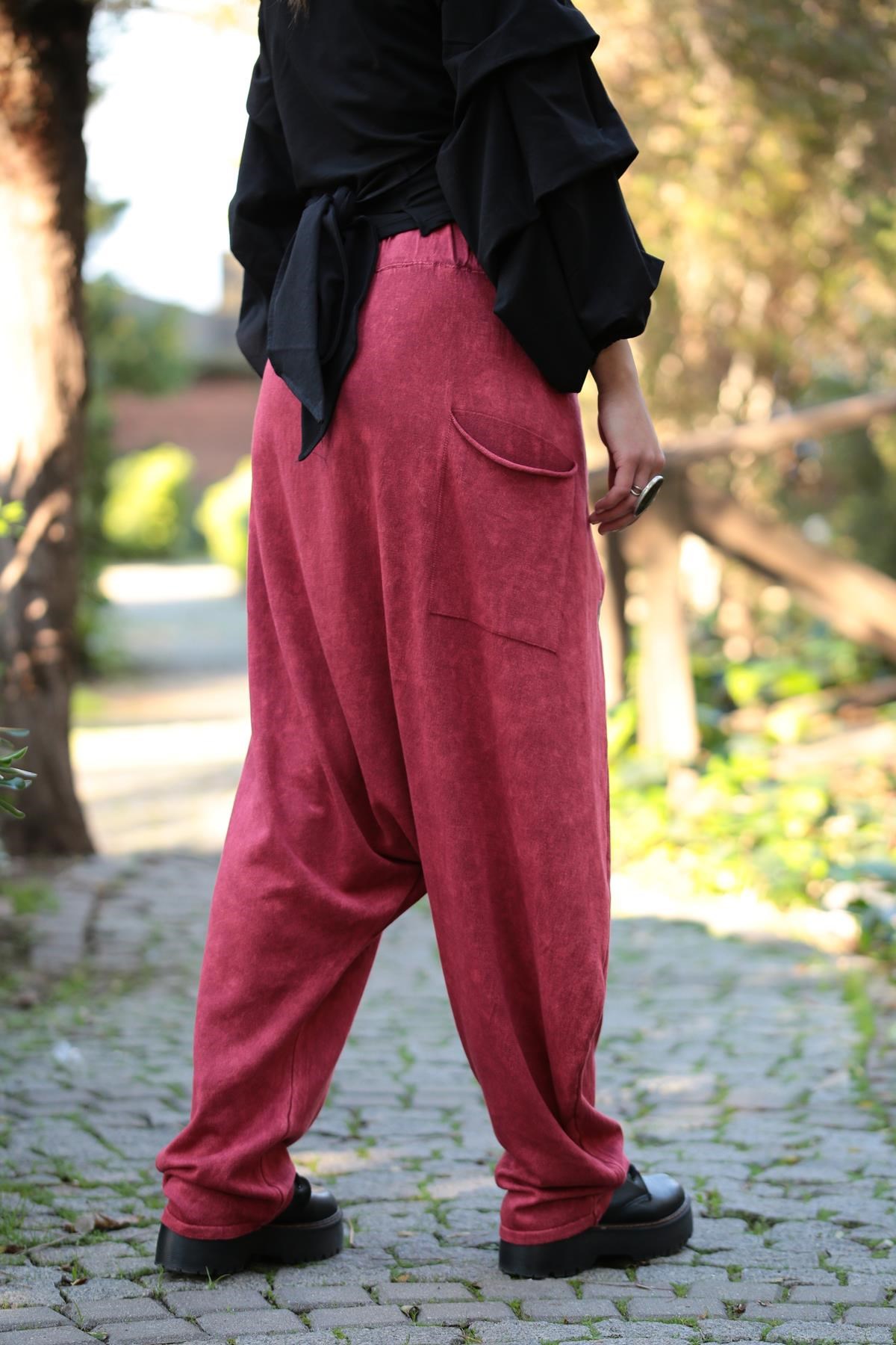  Kırmızı Beli Lastikli İki Yanı Üç Düğmeli Parça Detaylı Şalvar