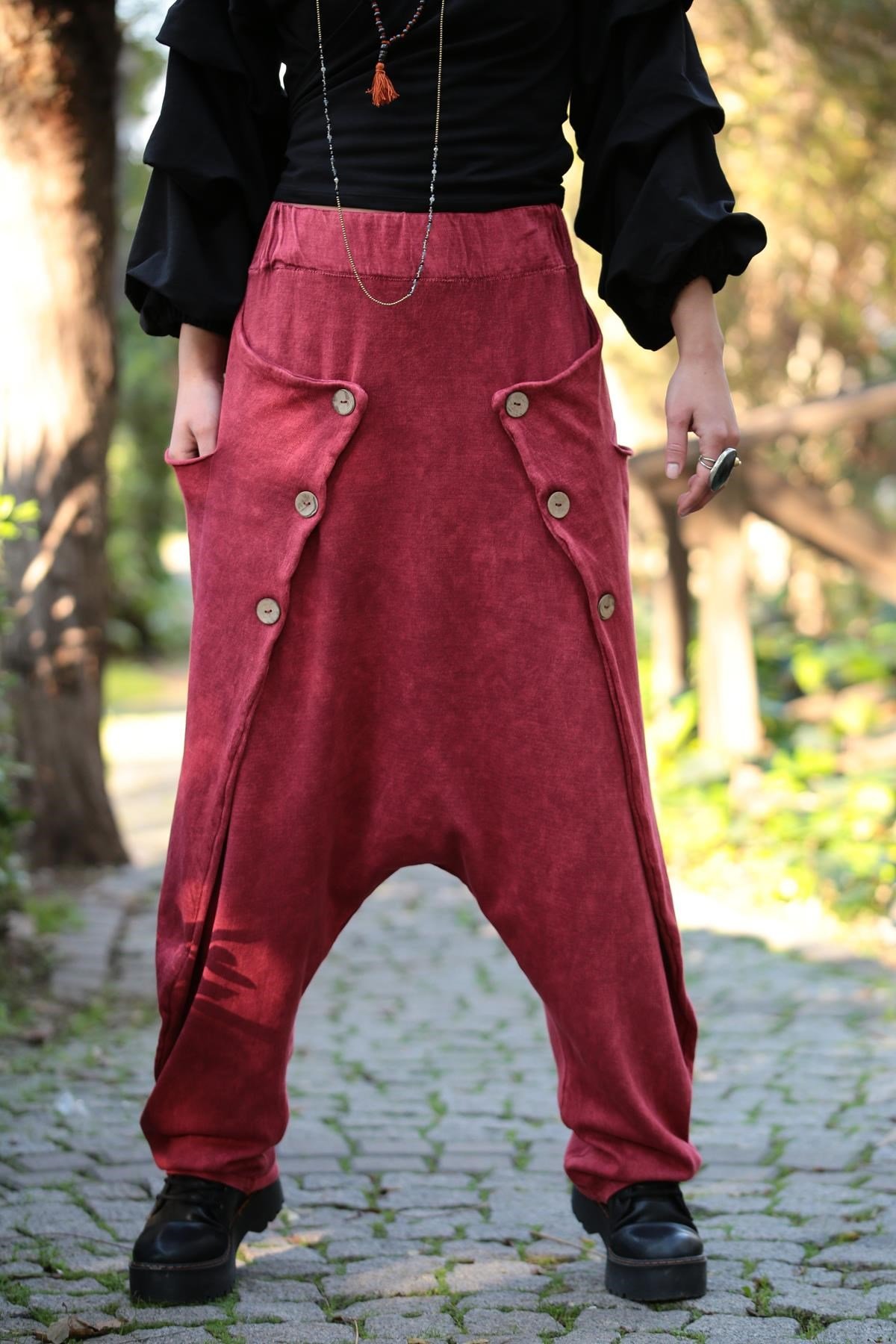  Kırmızı Beli Lastikli İki Yanı Üç Düğmeli Parça Detaylı Şalvar