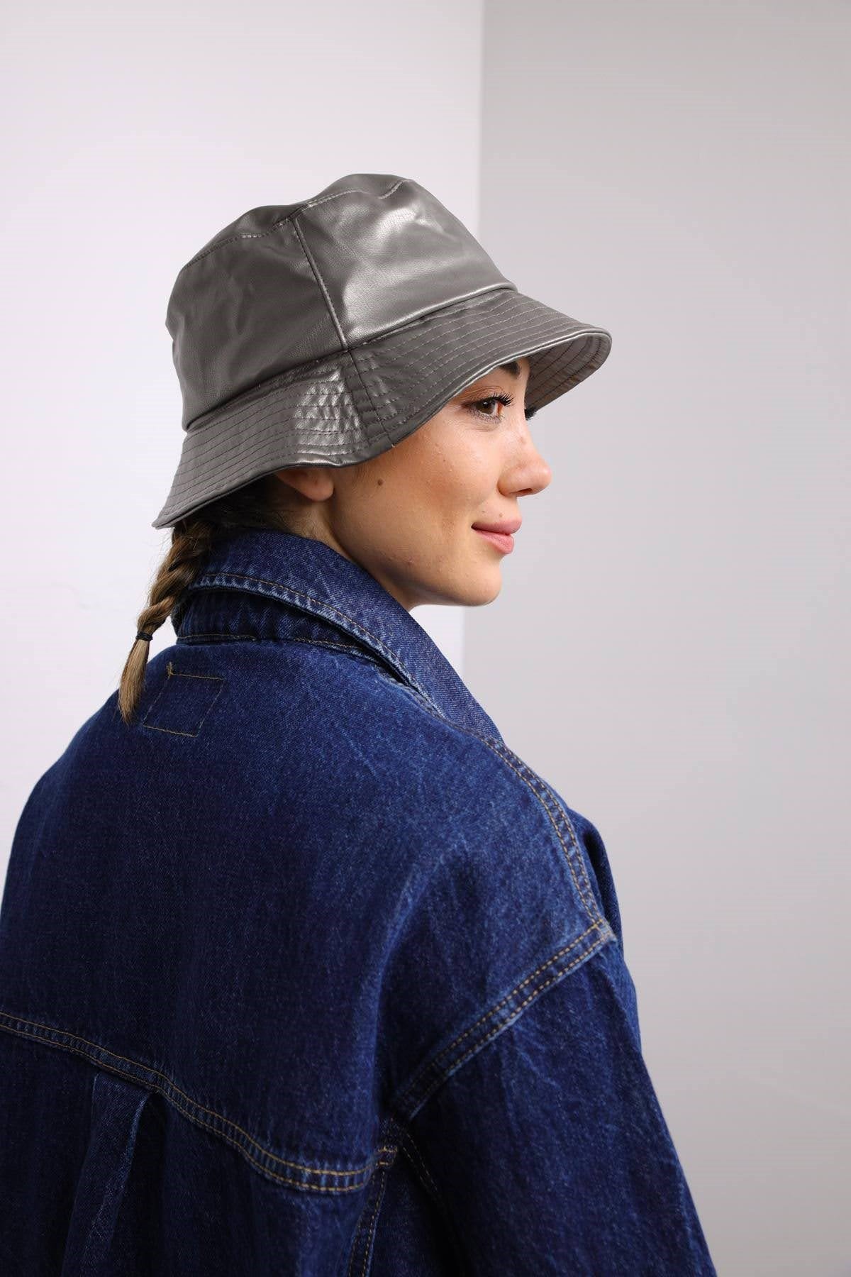  Gri Deri Bucket Şapka