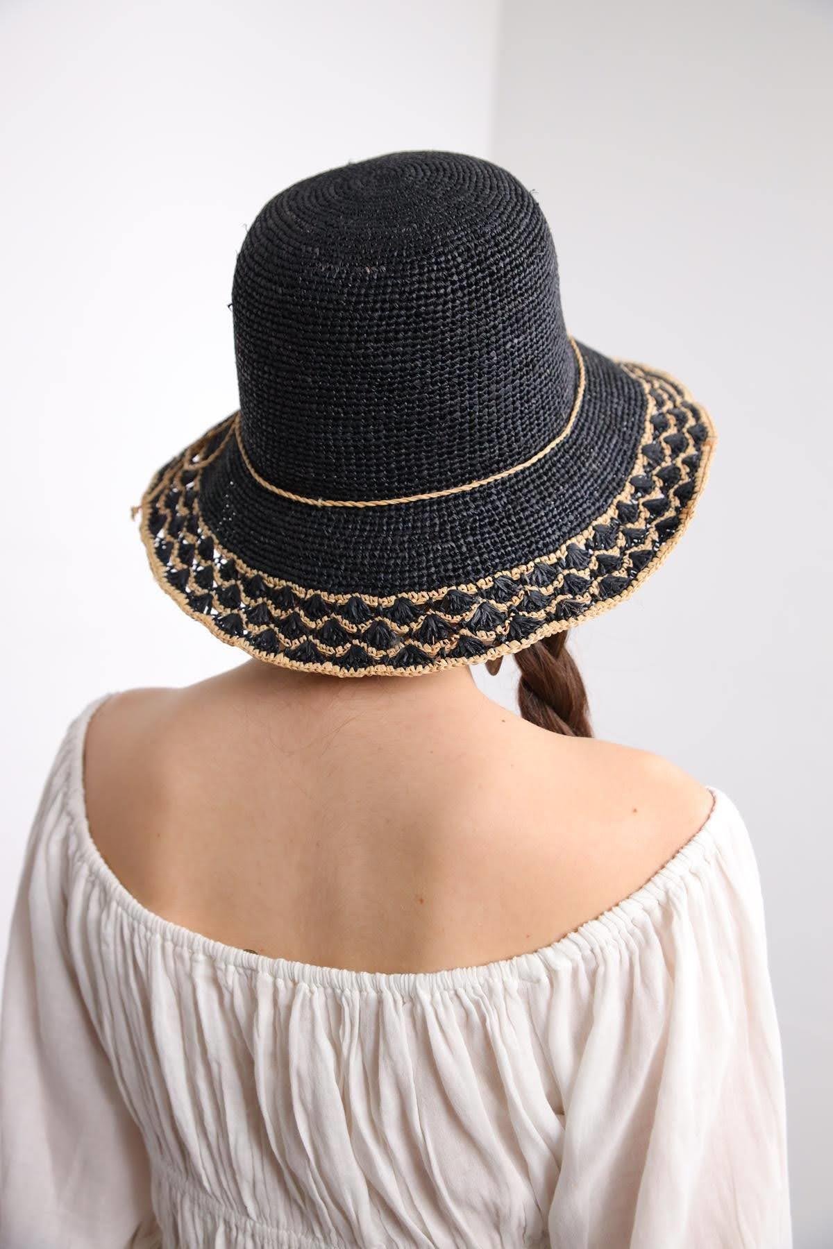  Siyah Krem Rengi İşlemeli Rafya Şapka