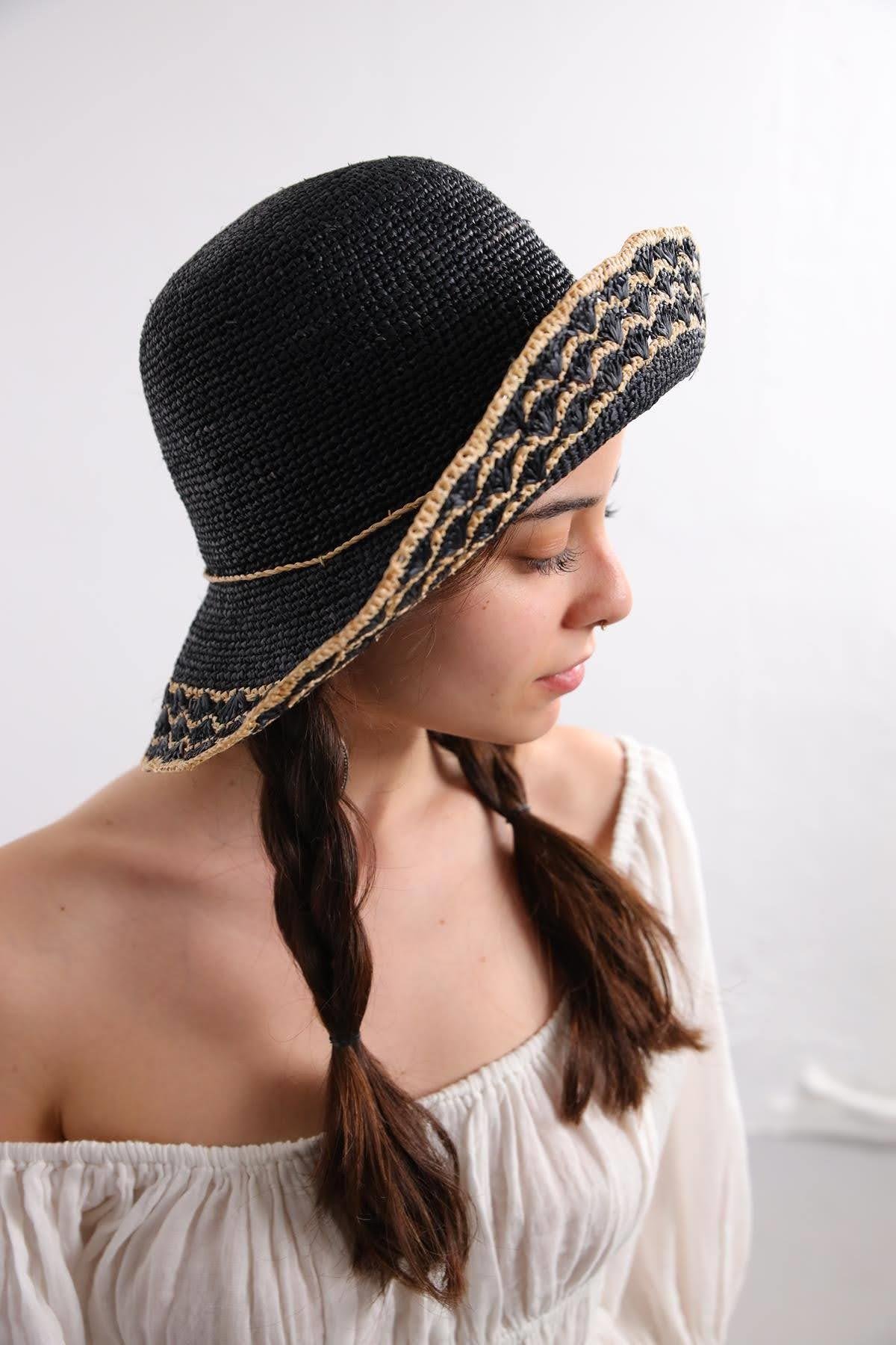  Siyah Krem Rengi İşlemeli Rafya Şapka