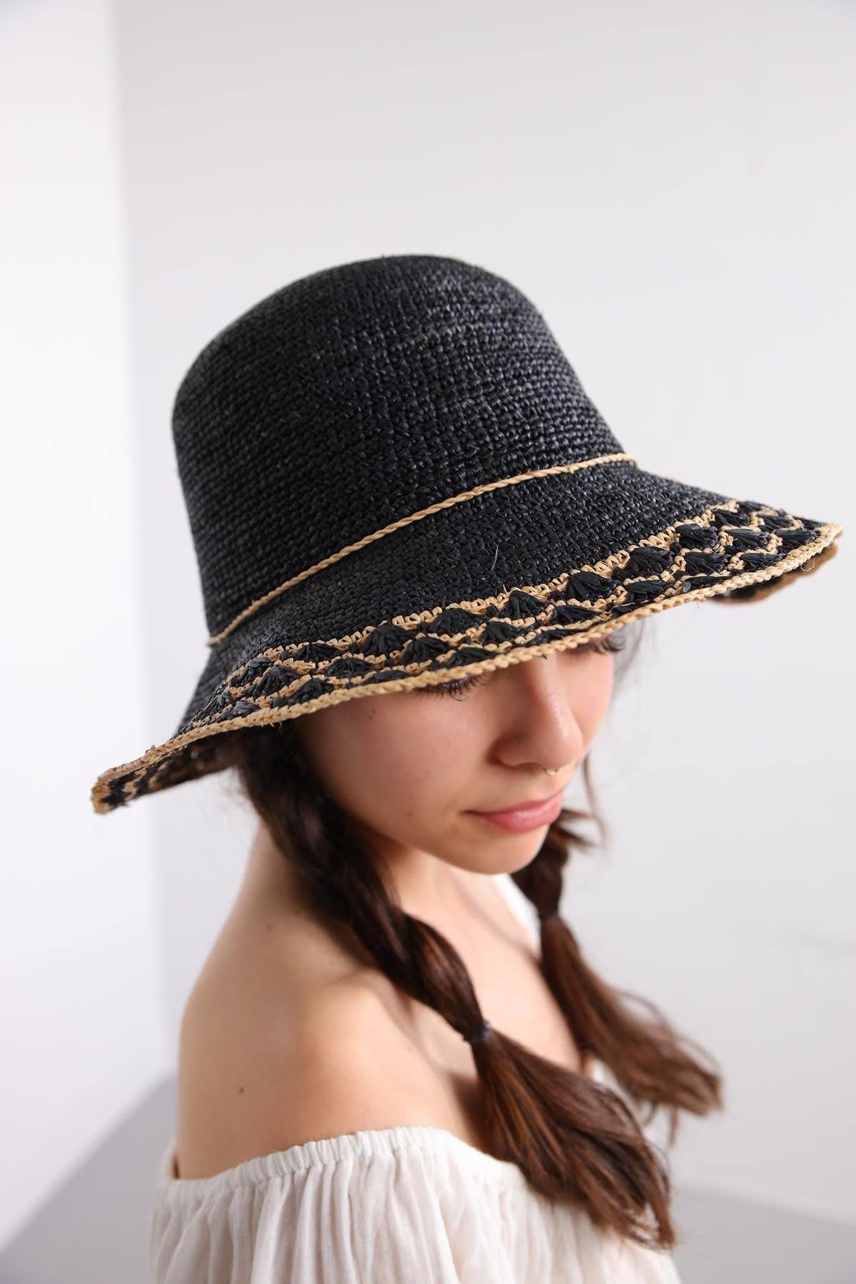  Siyah Krem Rengi İşlemeli Rafya Şapka