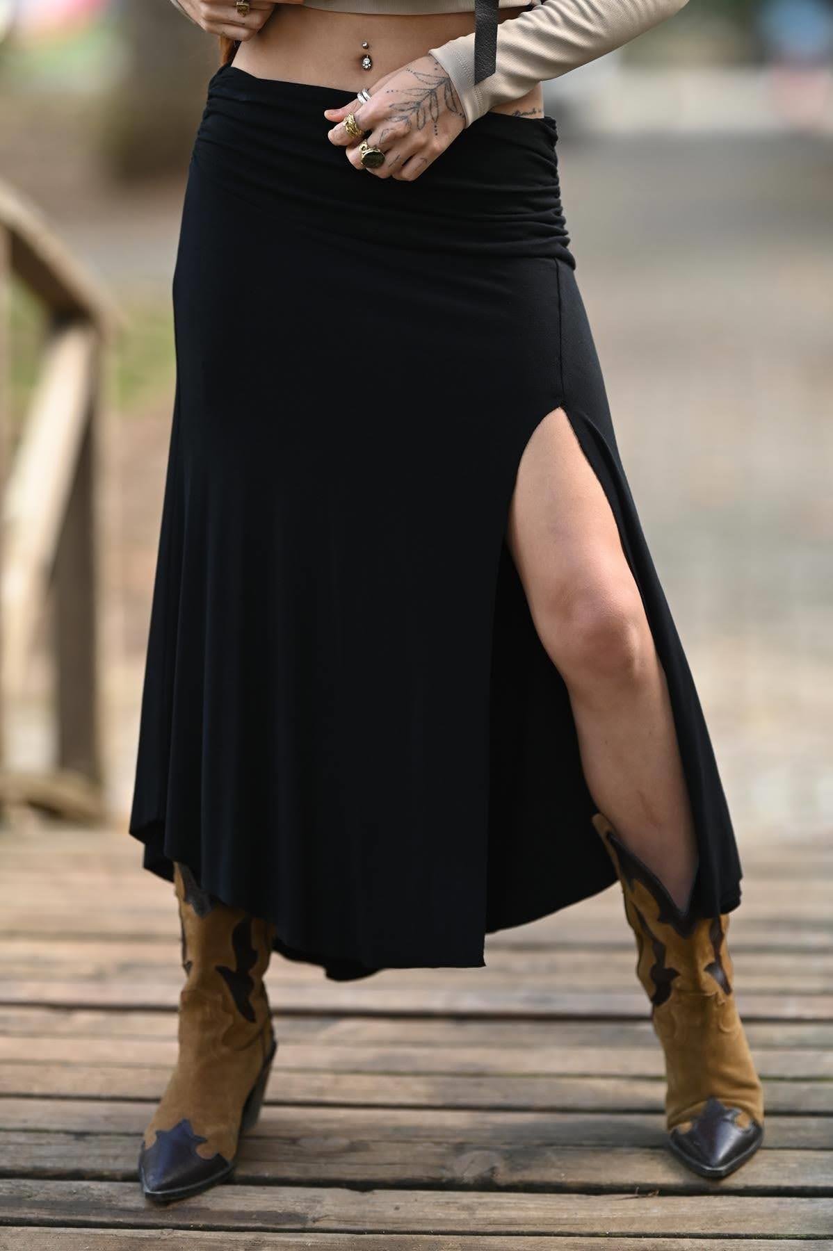 Siyah Beli Drapeli Asimetrik Kesim Yırtmaçlı Kloş Etek