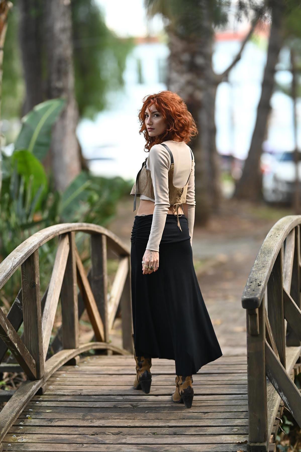 Siyah Beli Drapeli Asimetrik Kesim Yırtmaçlı Kloş Etek