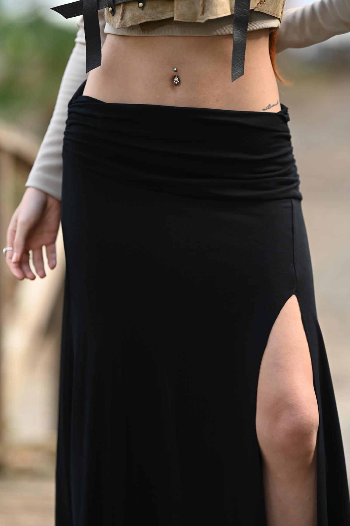 Siyah Beli Drapeli Asimetrik Kesim Yırtmaçlı Kloş Etek