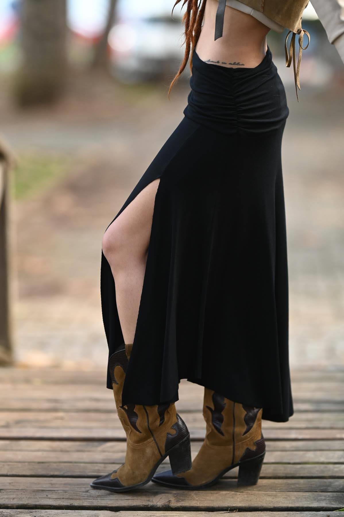 Siyah Beli Drapeli Asimetrik Kesim Yırtmaçlı Kloş Etek