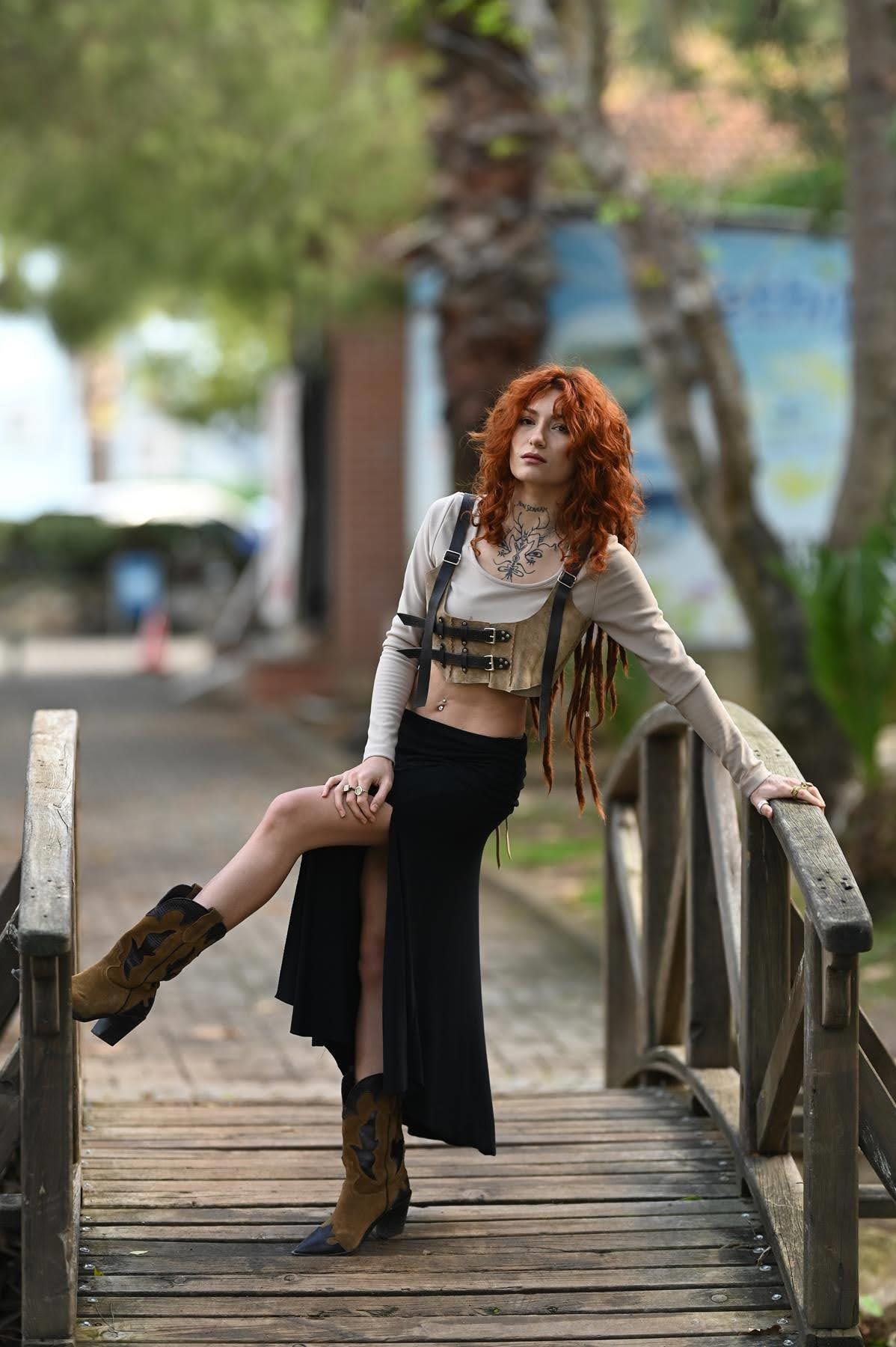 Siyah Beli Drapeli Asimetrik Kesim Yırtmaçlı Kloş Etek