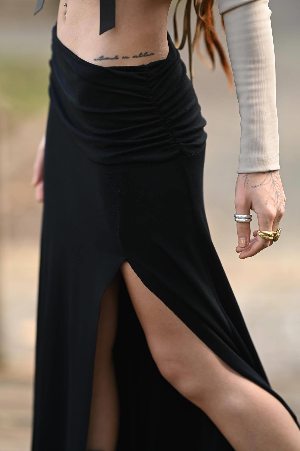 Siyah Beli Drapeli Asimetrik Kesim Yırtmaçlı Kloş Etek