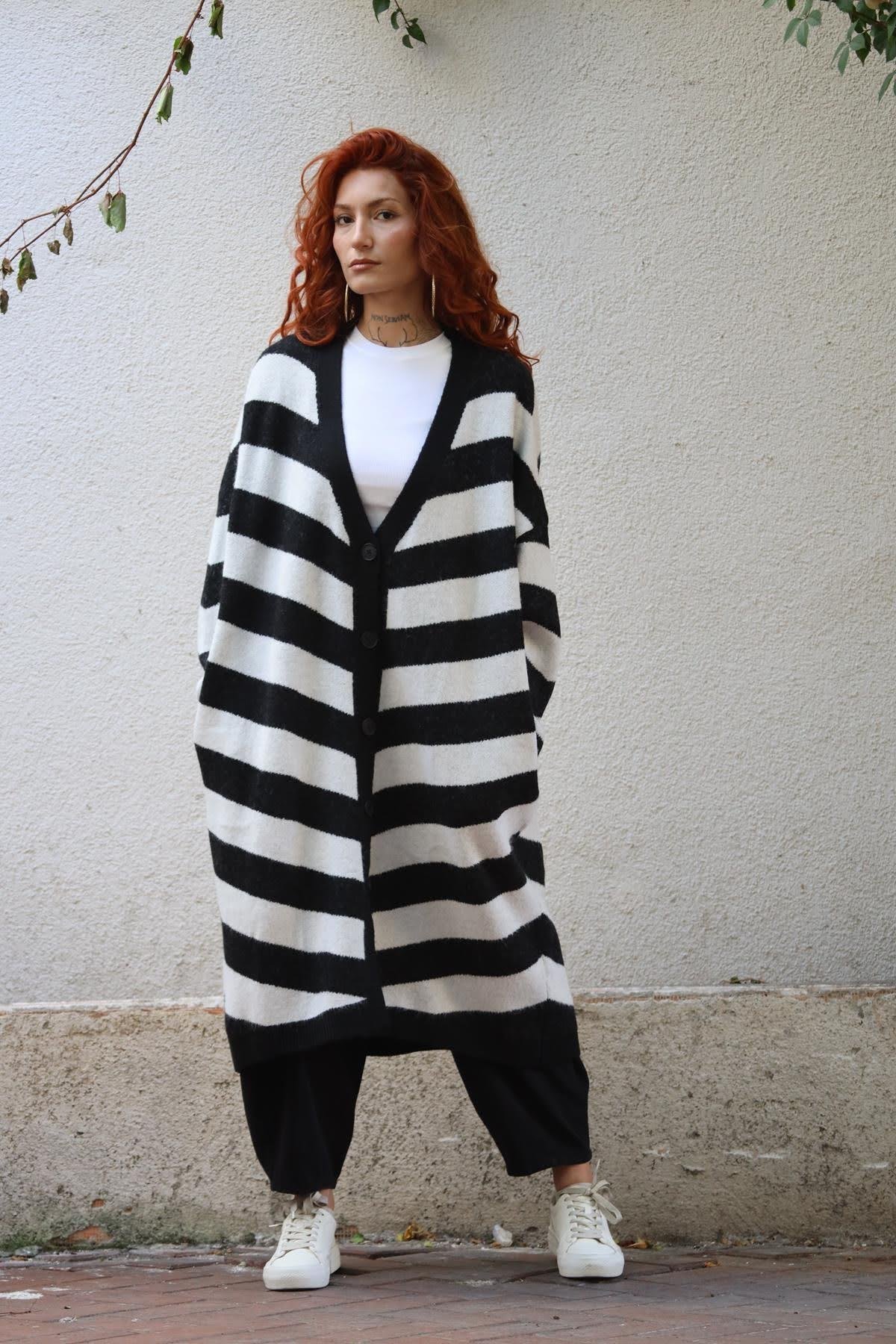 Siyah Beyaz Çizgili Cepli Uzun Hırka