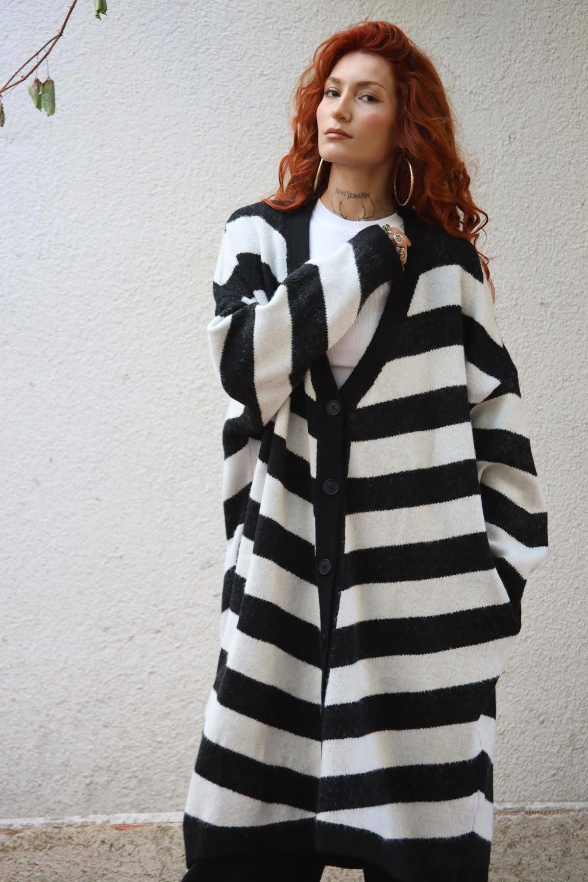 Siyah Beyaz Çizgili Cepli Uzun Hırka