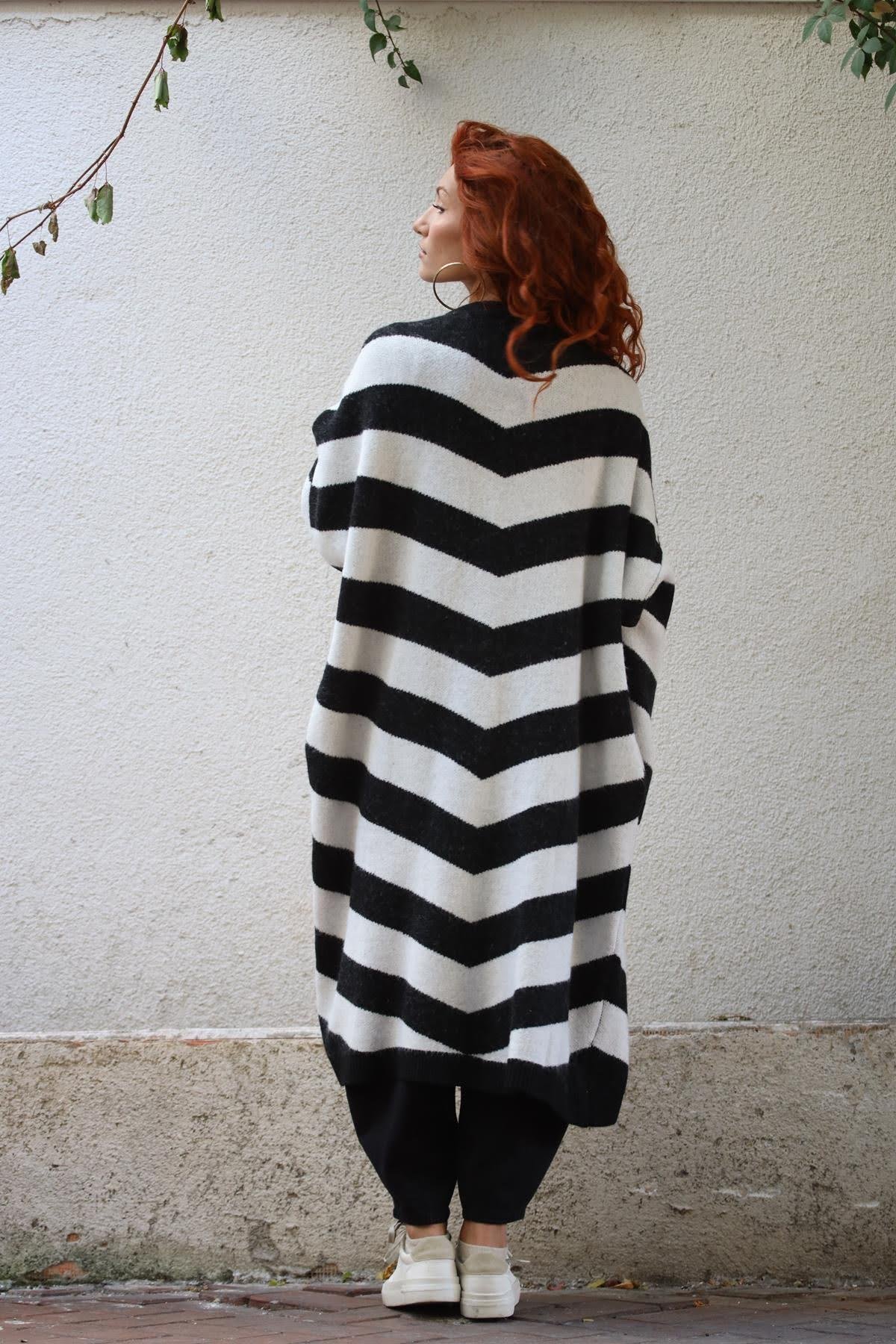 Siyah Beyaz Çizgili Cepli Uzun Hırka
