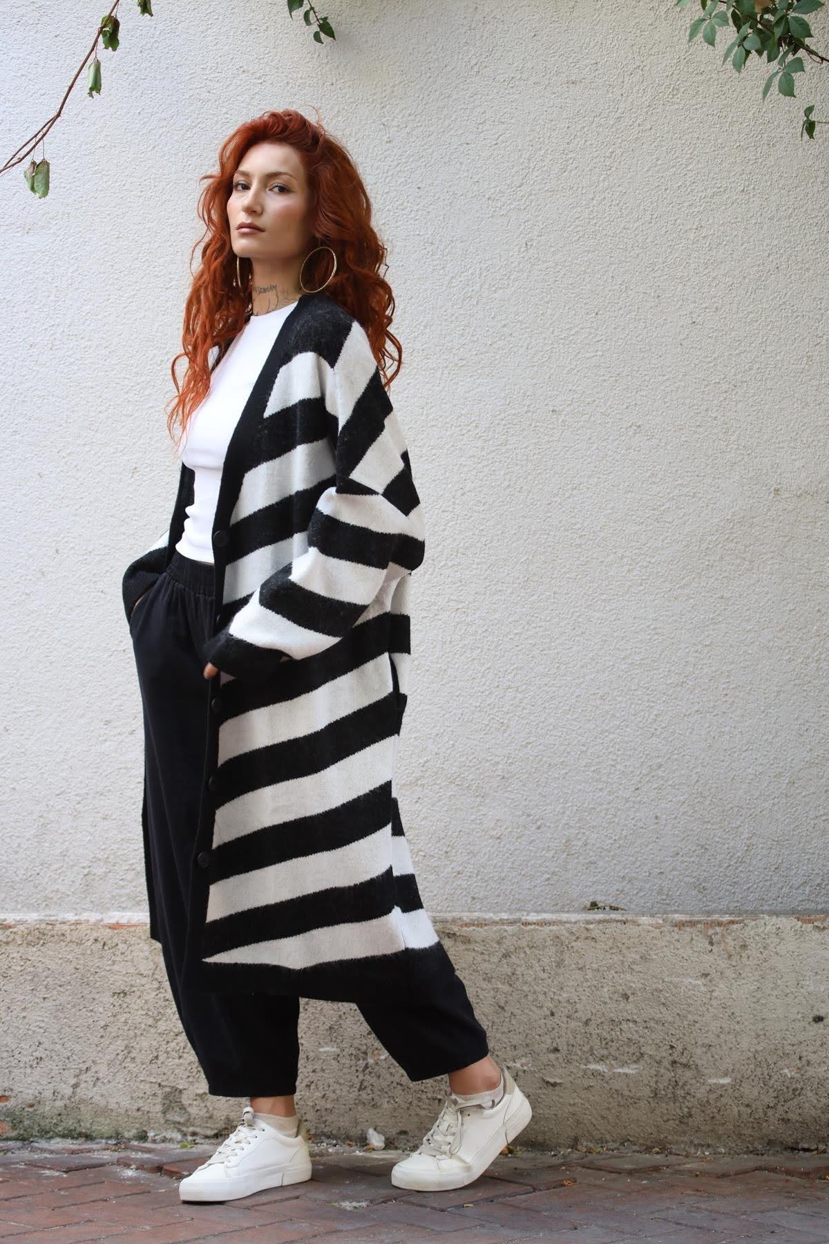 Siyah Beyaz Çizgili Cepli Uzun Hırka