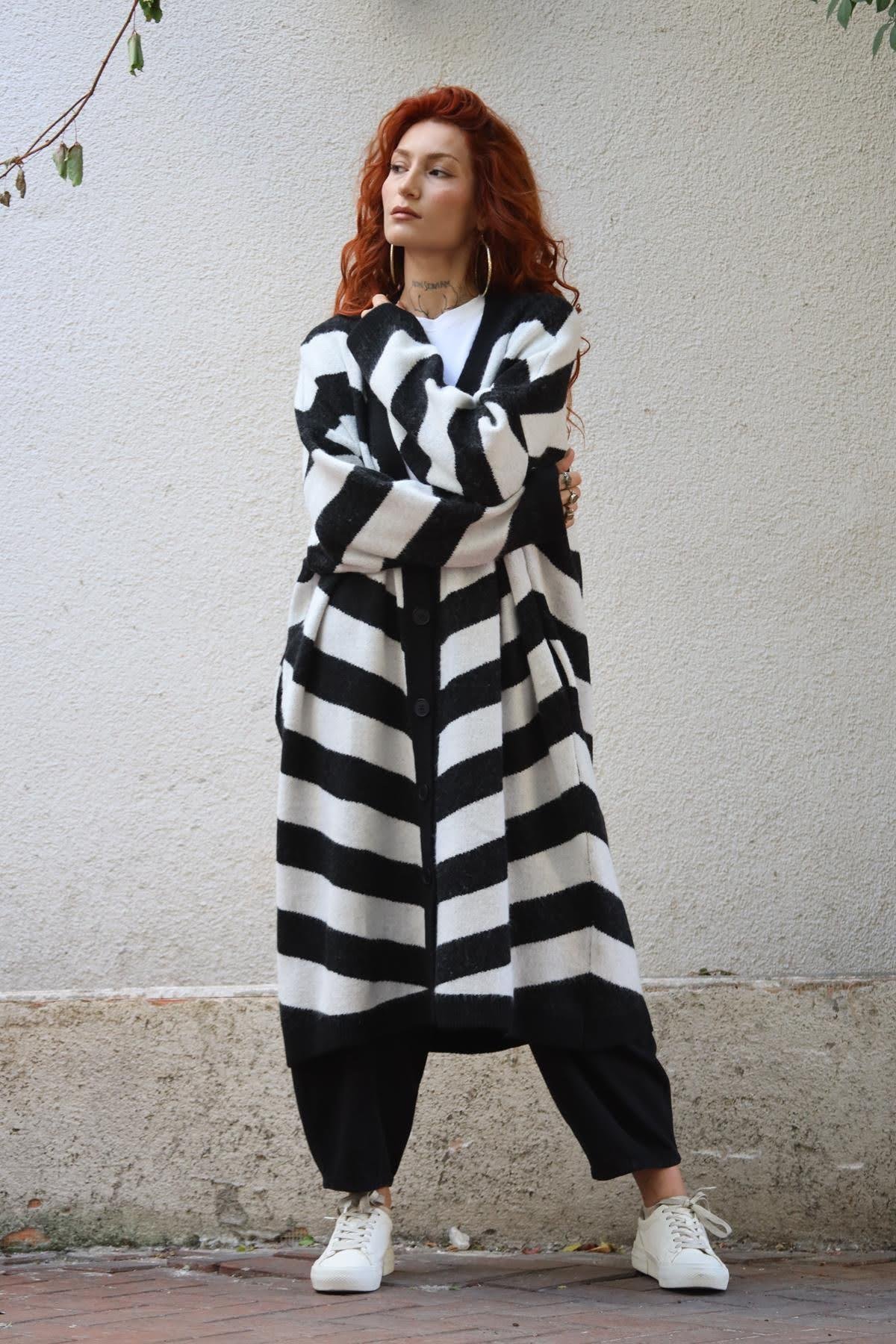 Siyah Beyaz Çizgili Cepli Uzun Hırka