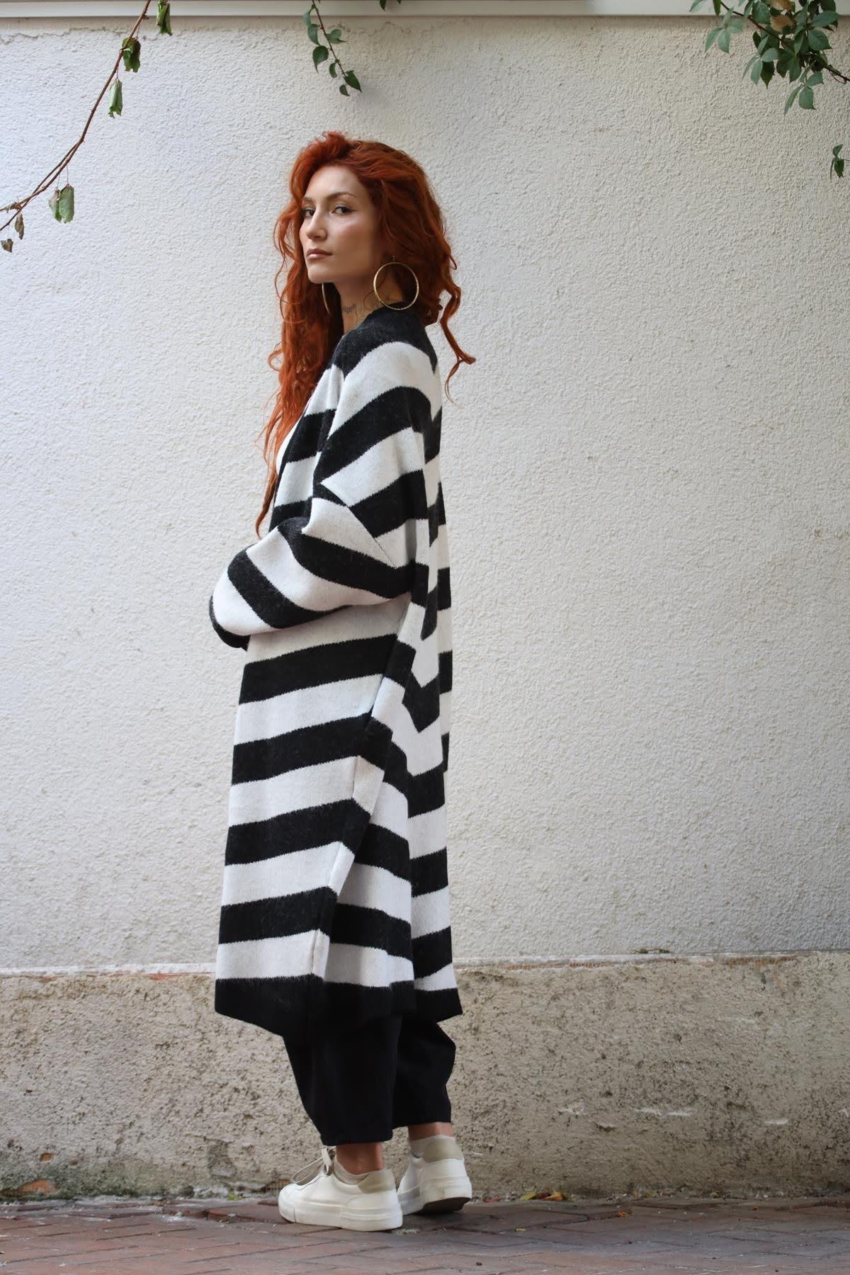 Siyah Beyaz Çizgili Cepli Uzun Hırka