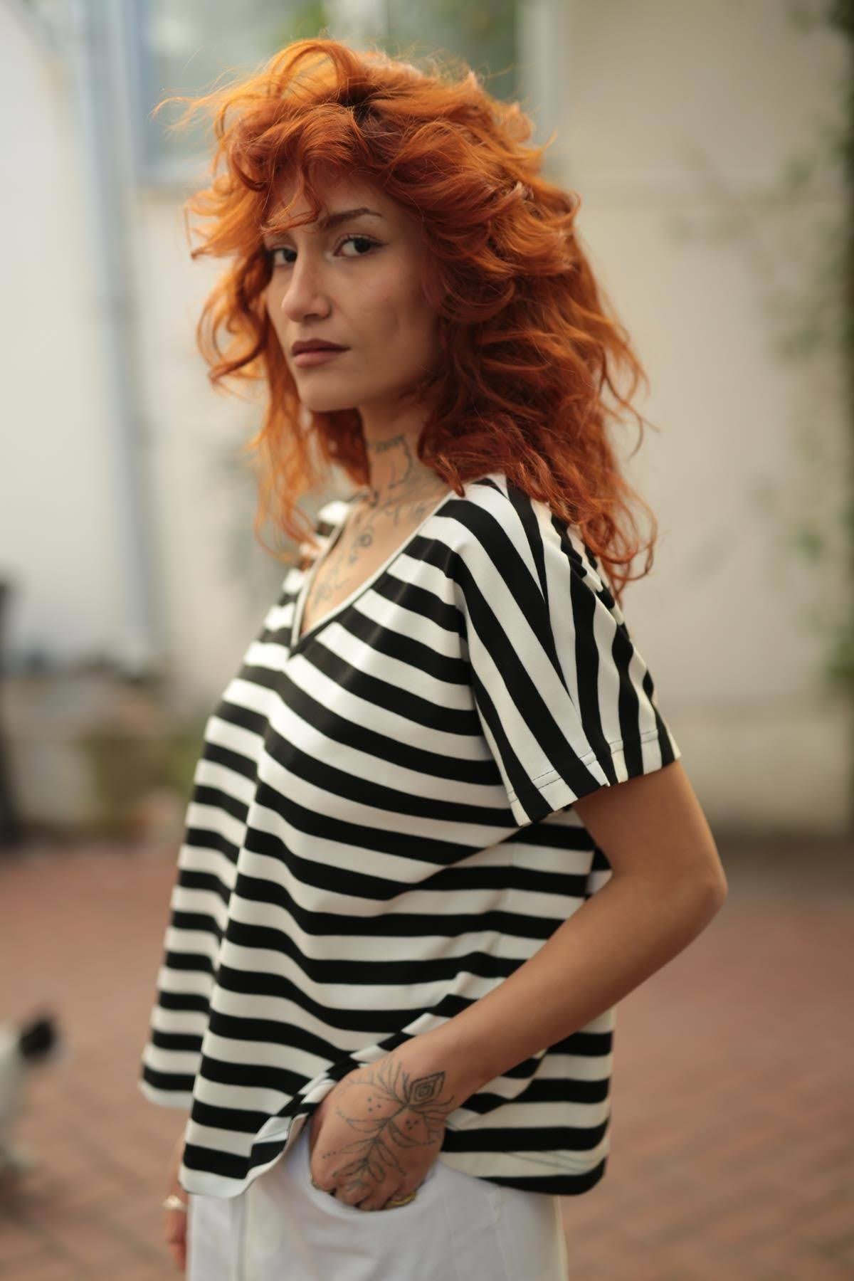 Siyah Beyaz Çizgili V Yaka Salaş Tshirt