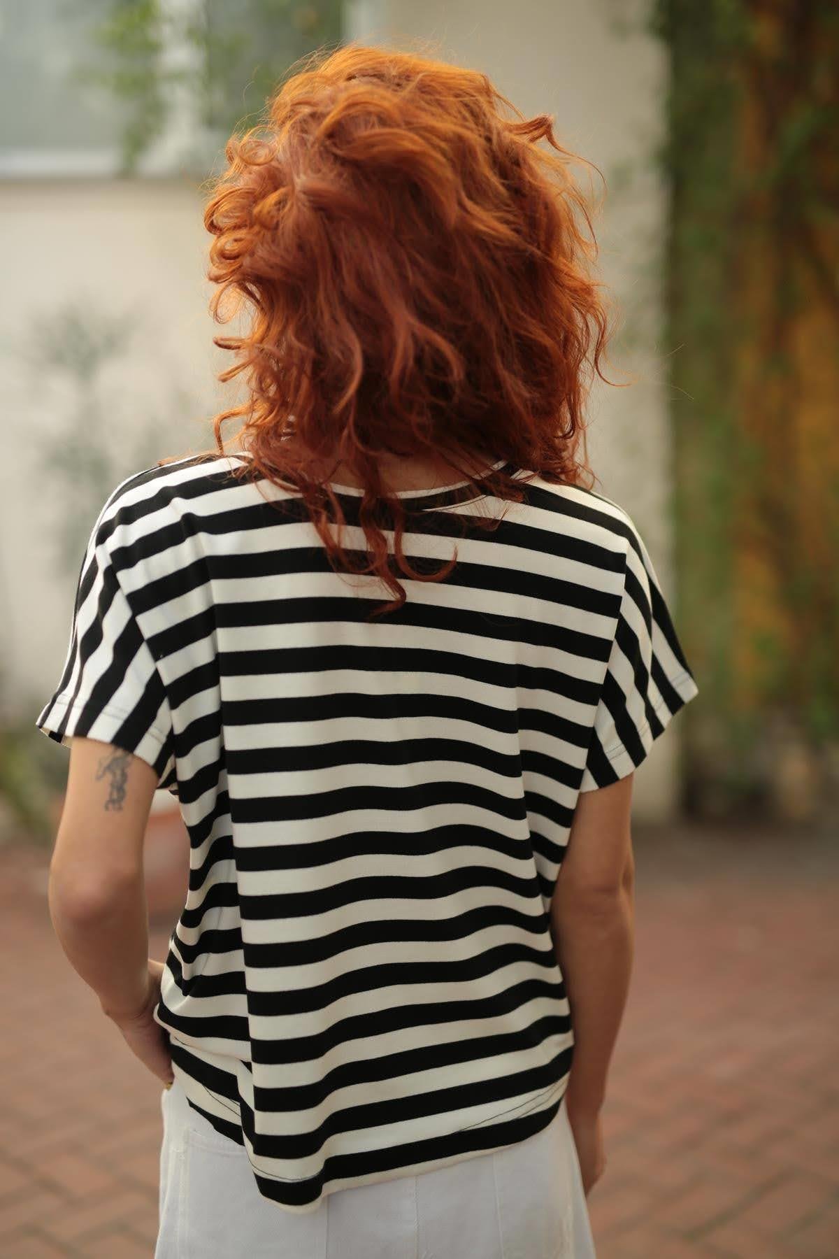 Siyah Beyaz Çizgili V Yaka Salaş Tshirt