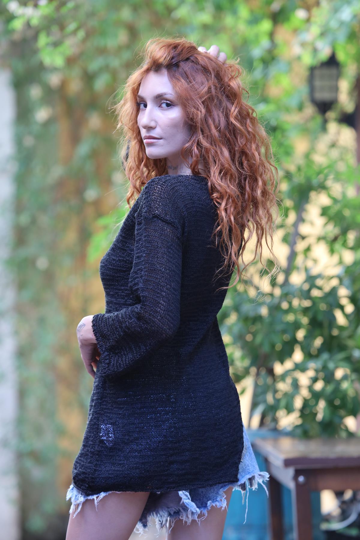 Siyah Bisiklet Yaka Verev Kesim Merserize Bluz