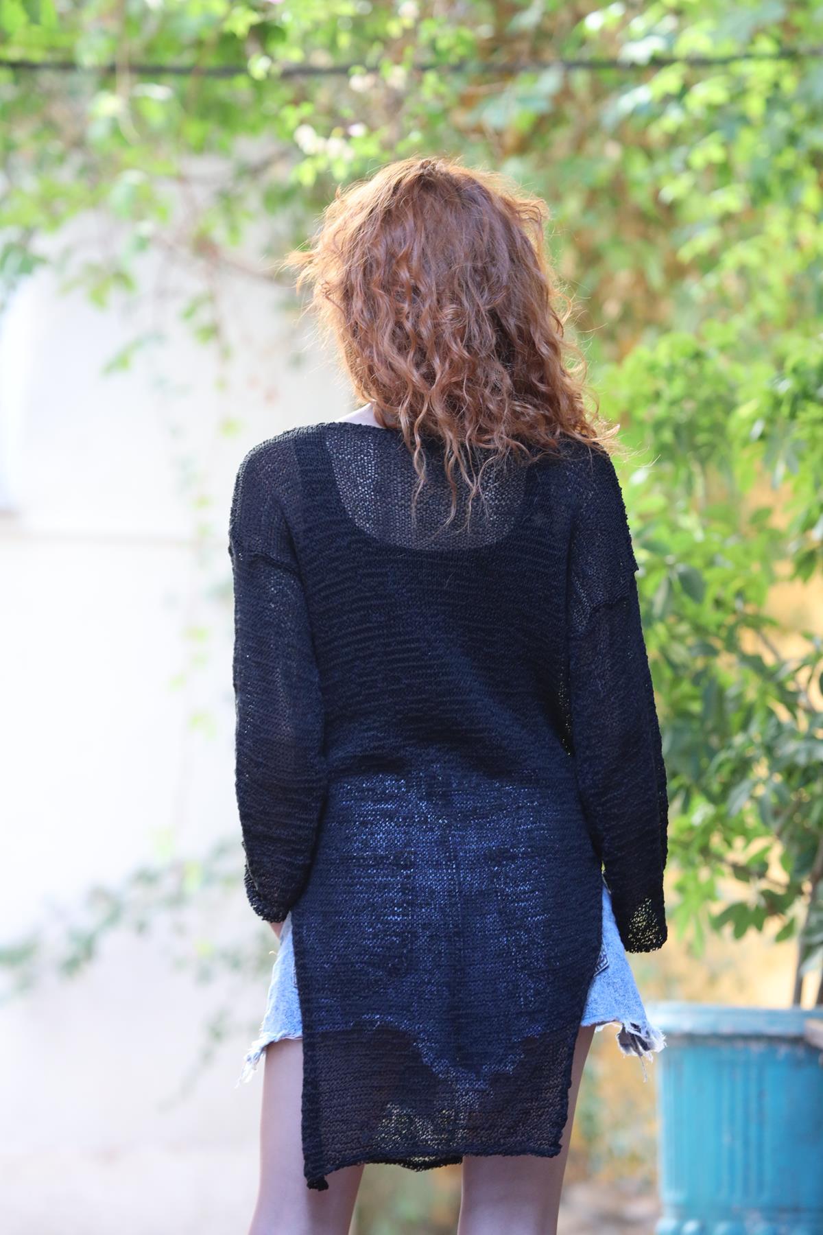 Siyah Bisiklet Yaka Yırtmaçlı Verev Kesim Merserize Bluz