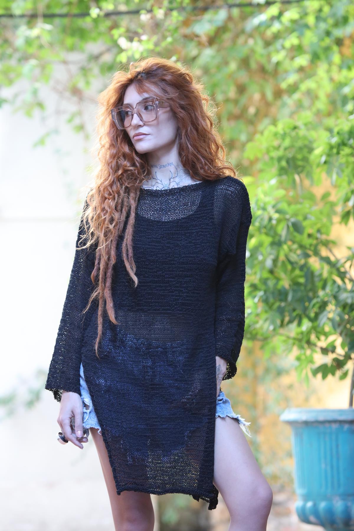 Siyah Bisiklet Yaka Yırtmaçlı Verev Kesim Merserize Bluz