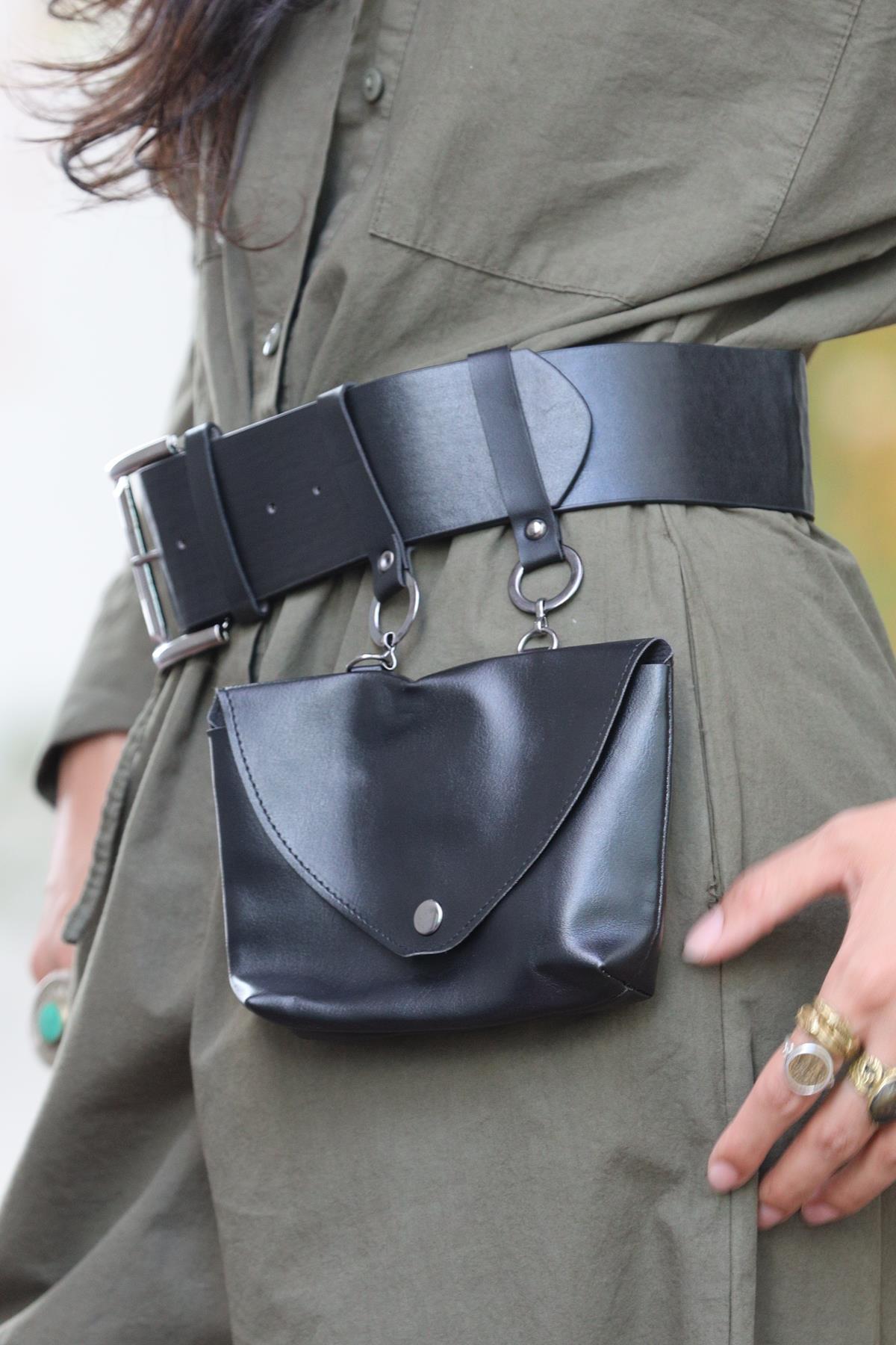 Siyah Çanta Detaylı Kemer