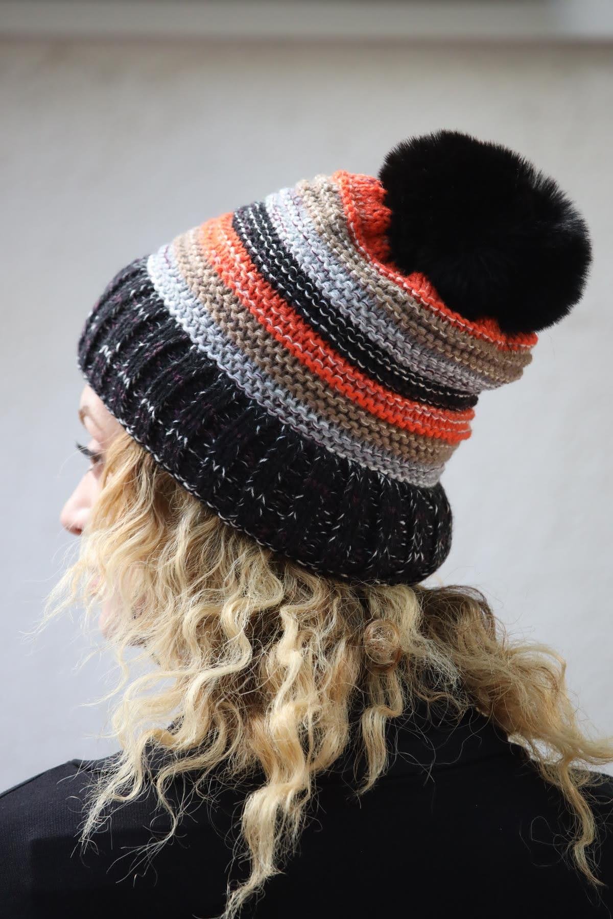 Siyah Çizgili İçi Peluş Ponponlu Örgü Bere