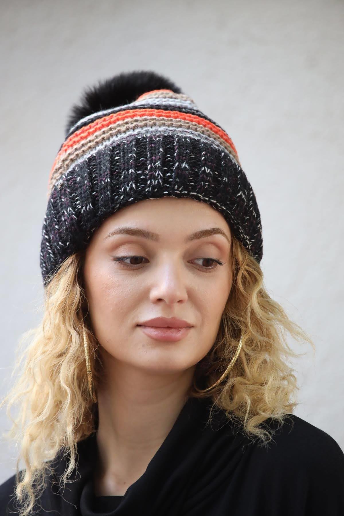 Siyah Çizgili İçi Peluş Ponponlu Örgü Bere