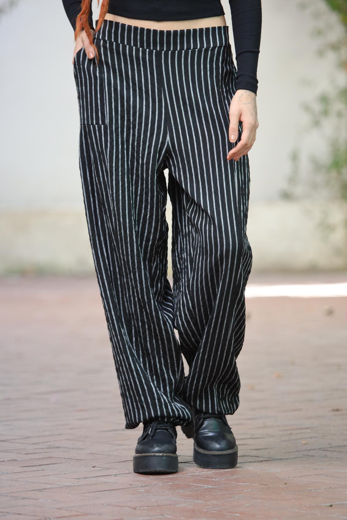 Siyah Çizgili Paçası Pileli Gofre Pantolon