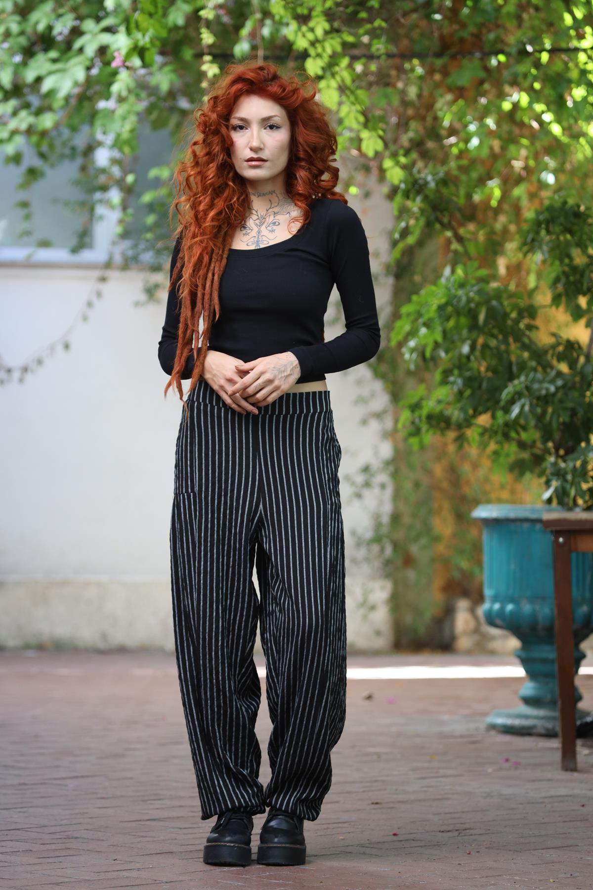 Siyah Çizgili Paçası Pileli Gofre Pantolon