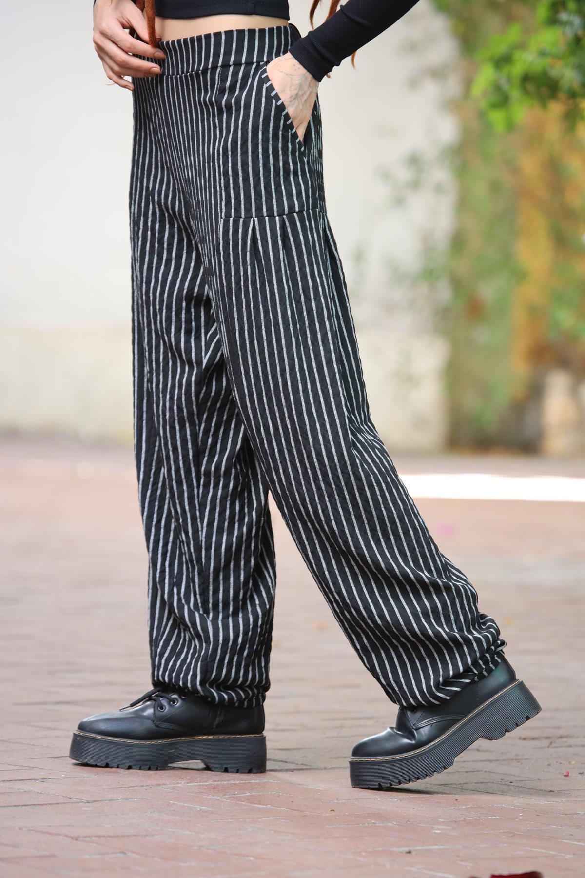 Siyah Çizgili Paçası Pileli Gofre Pantolon