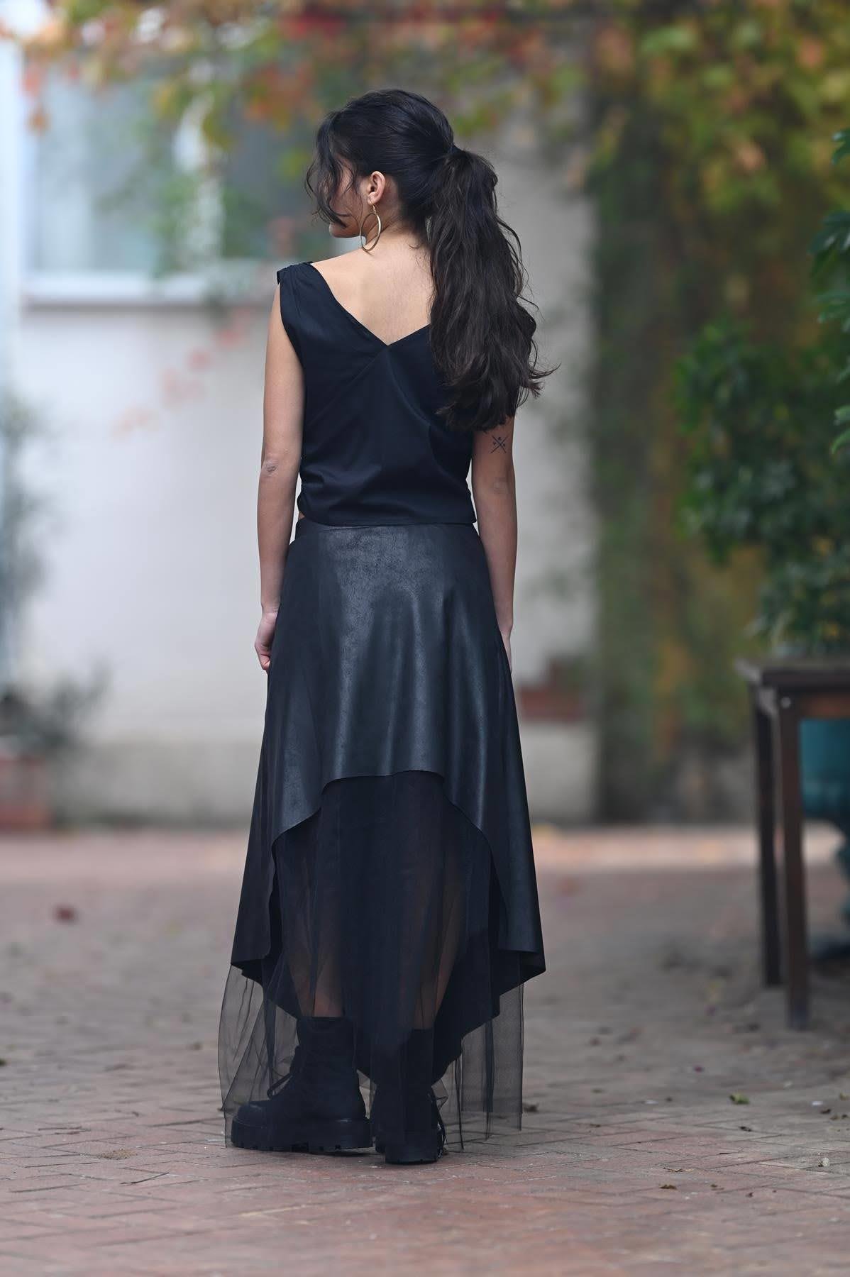 Siyah Deri Görünümlü Tül Astarlı Asimetrik Etek