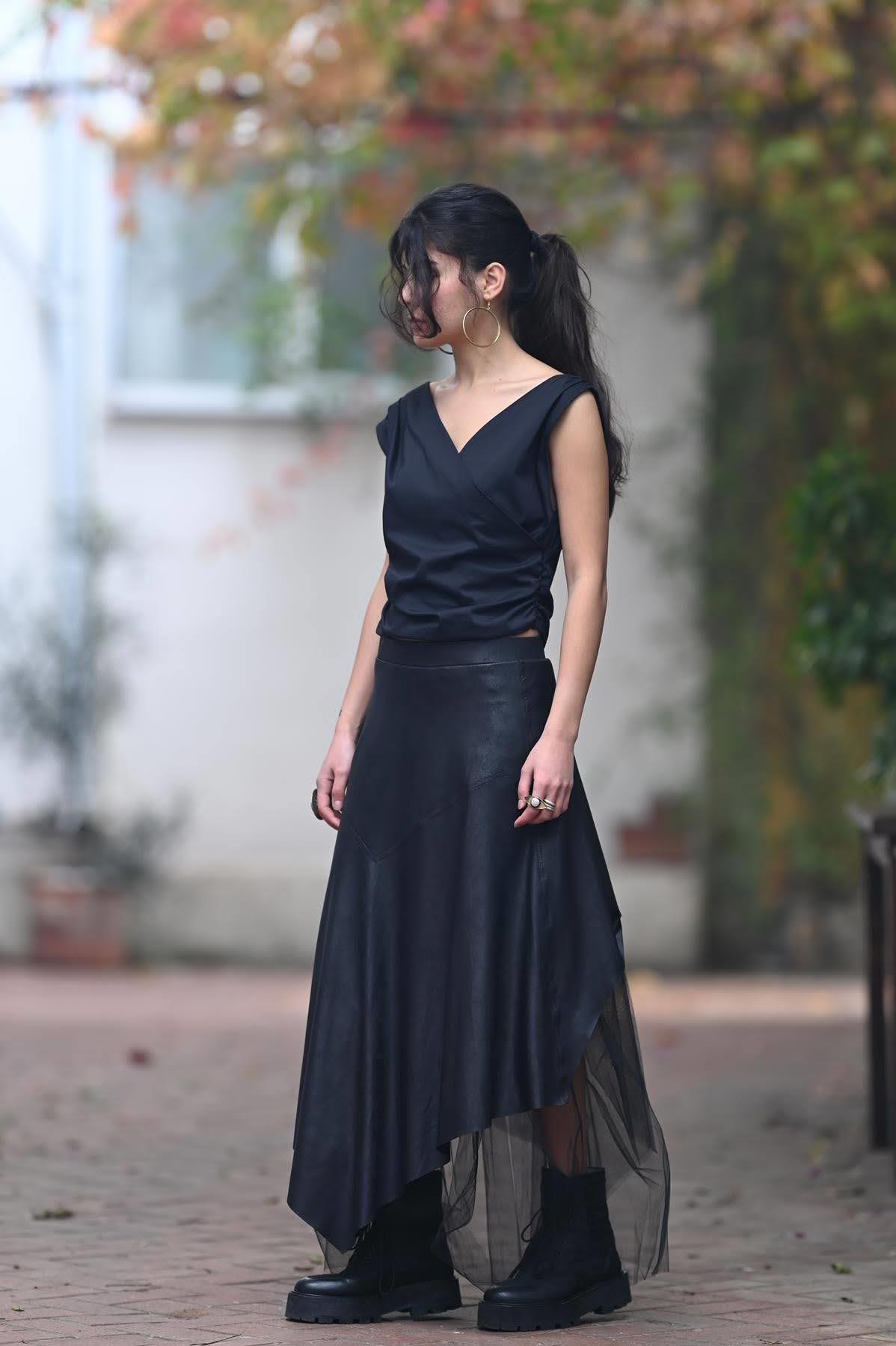 Siyah Deri Görünümlü Tül Astarlı Asimetrik Etek