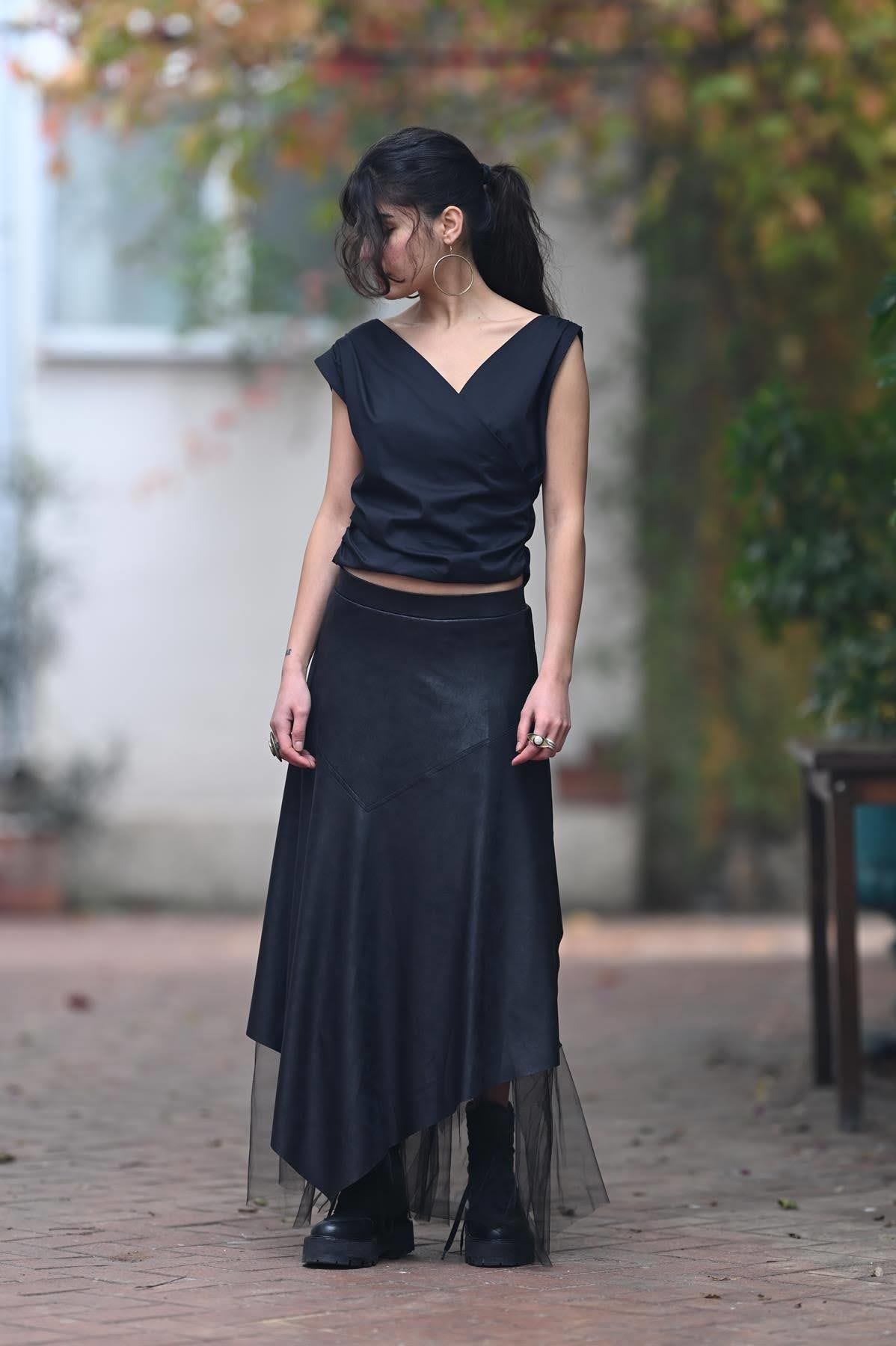 Siyah Deri Görünümlü Tül Astarlı Asimetrik Etek
