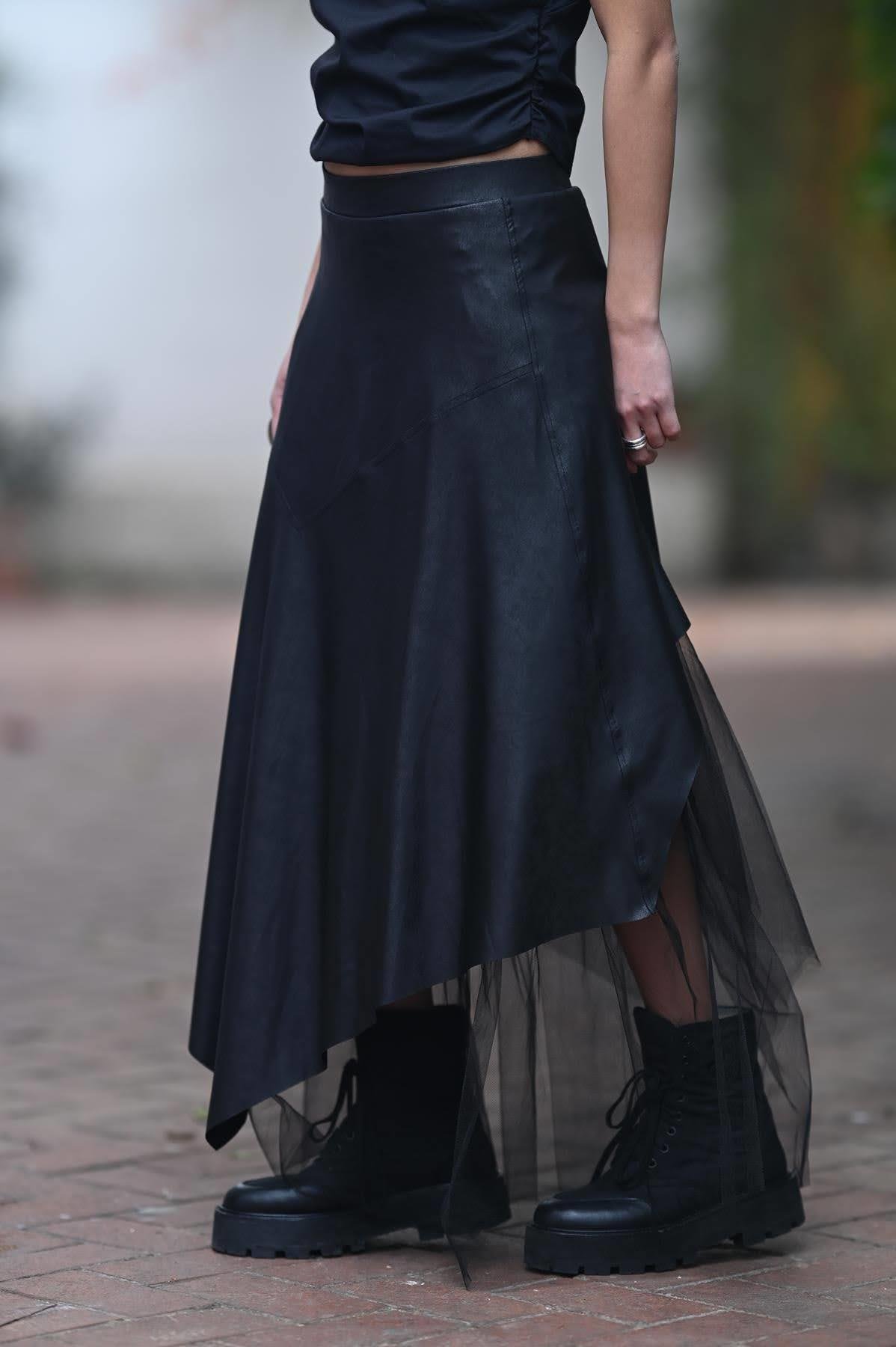 Siyah Deri Görünümlü Tül Astarlı Asimetrik Etek