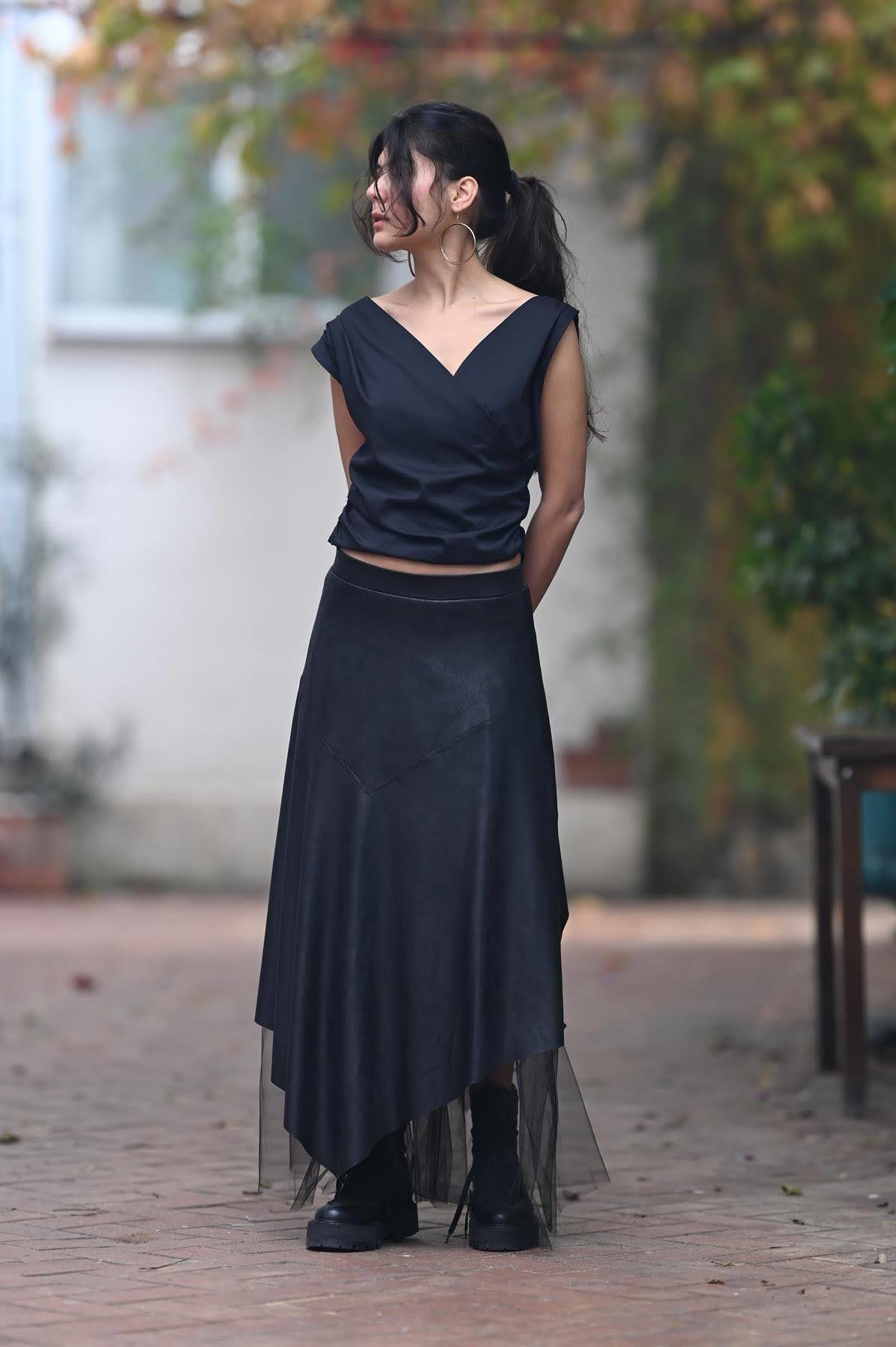 Siyah Deri Görünümlü Tül Astarlı Asimetrik Etek