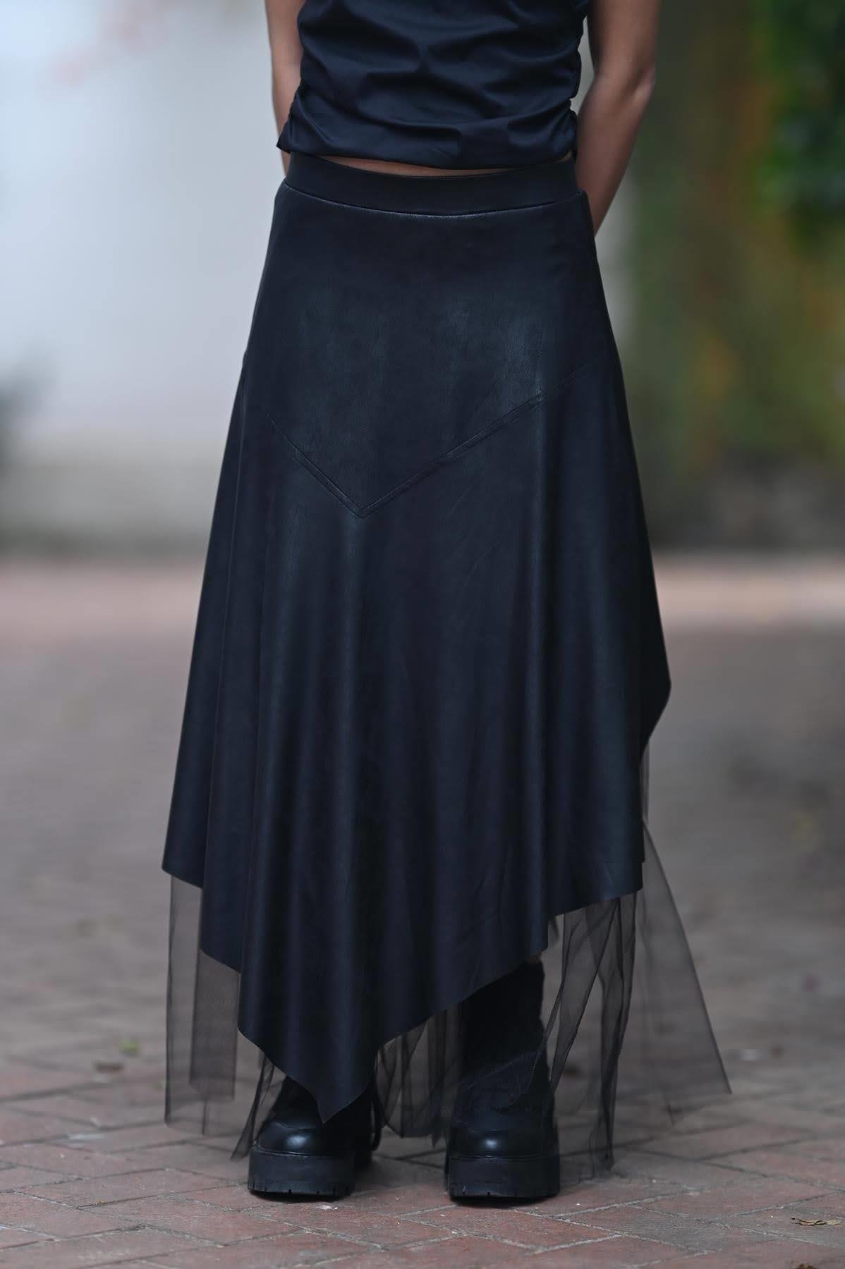 Siyah Deri Görünümlü Tül Astarlı Asimetrik Etek