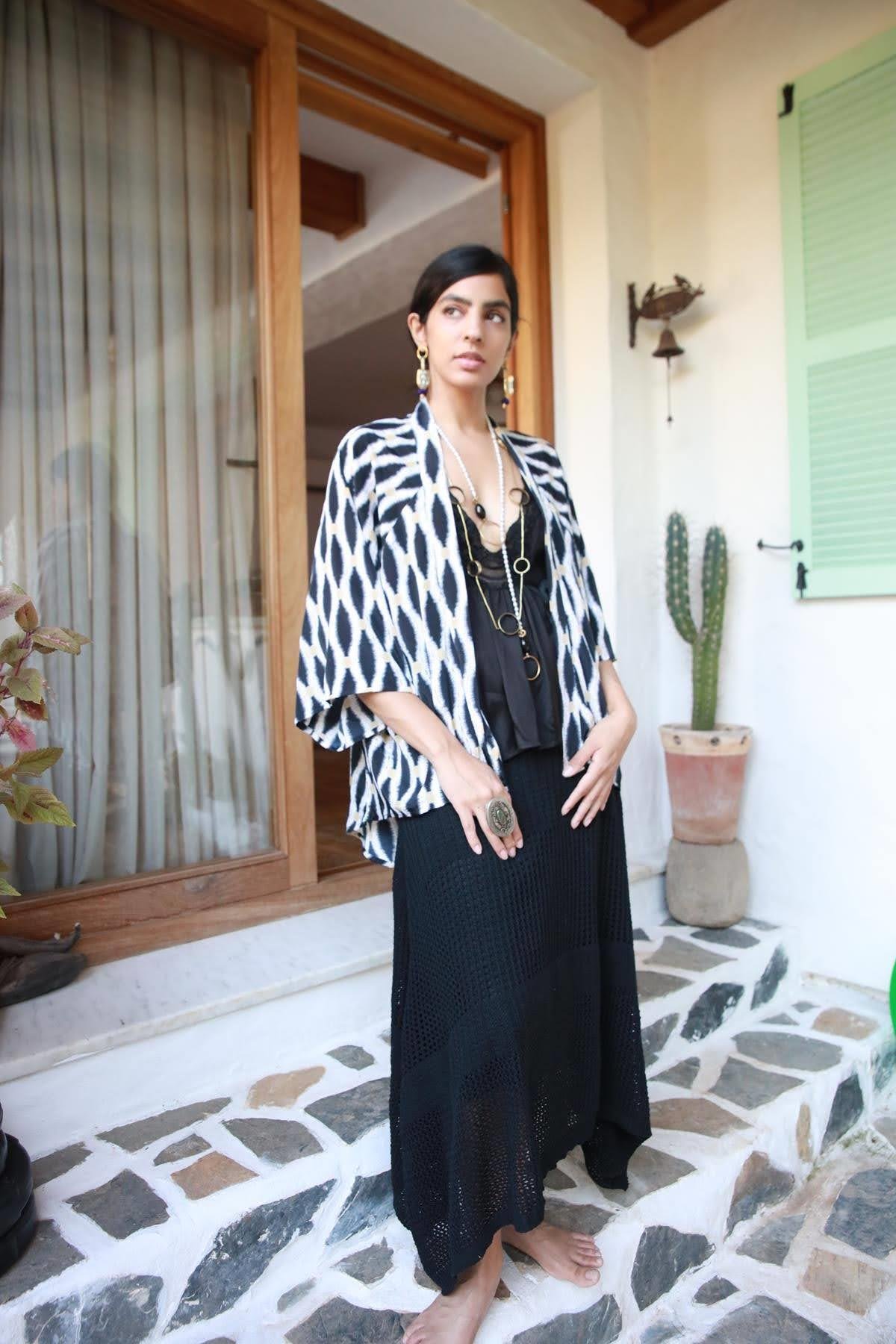 Siyah Desenli Kısa İpek Kimono